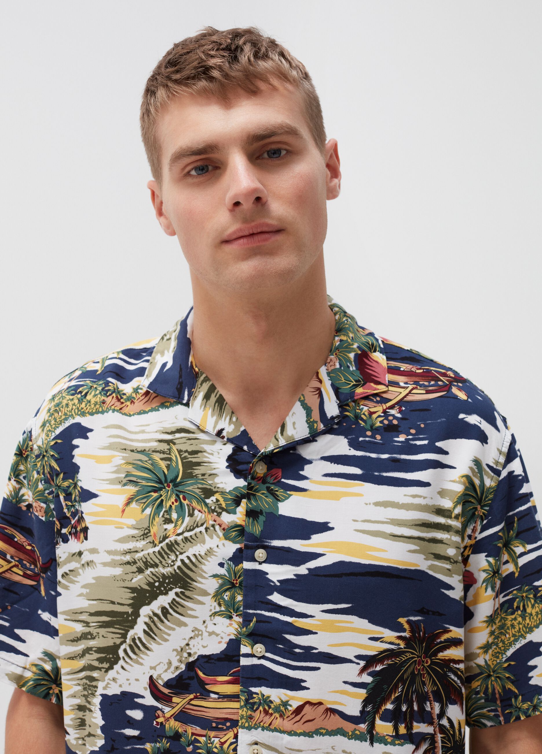 Camicia a maniche corte con fantasia hawaiana_1