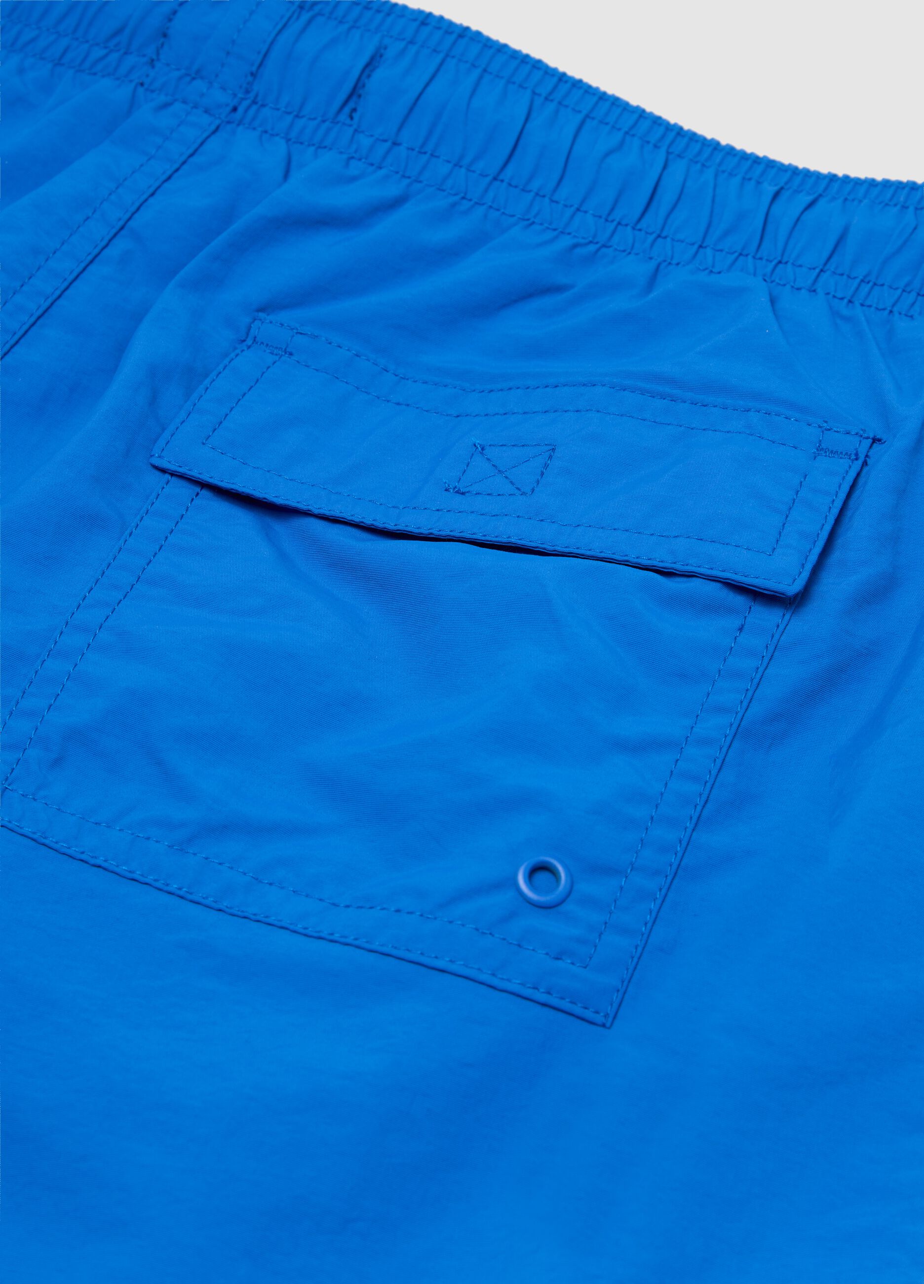 Men’s regular-fit swim boxers in light blue blend with elastic waist