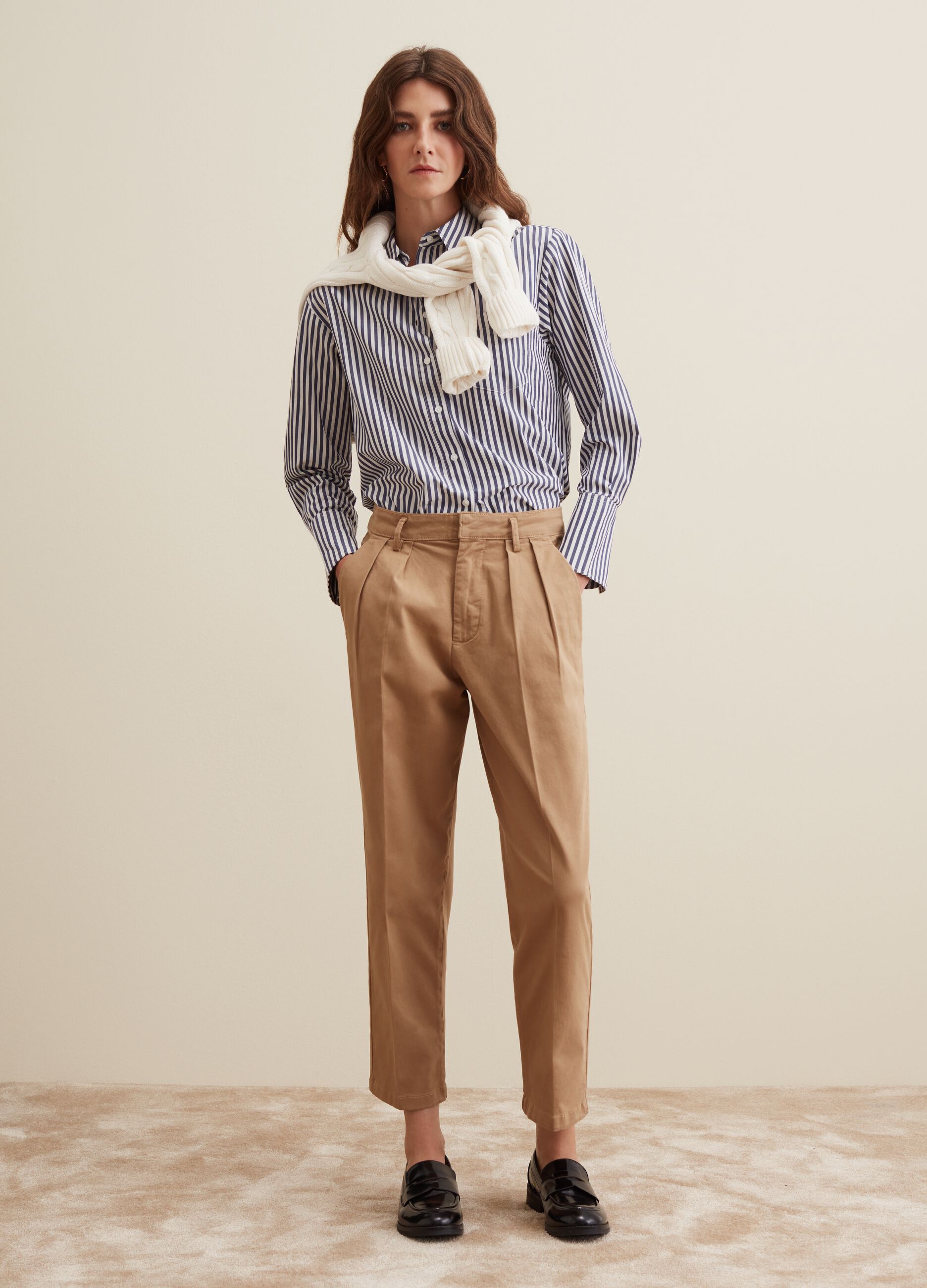 Pantaloni chino cropped con pinces_0