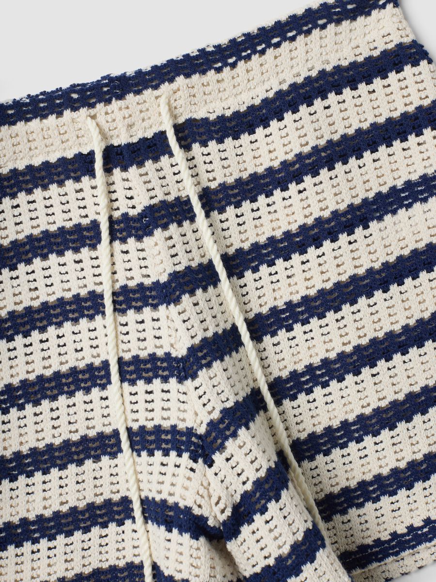 Blue and white striped stretch cotton crochet shorts, regular fit_5