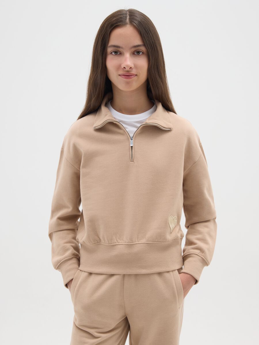 Felpa con mezza zip beige da ragazza in misto cotone relaxed fit_0