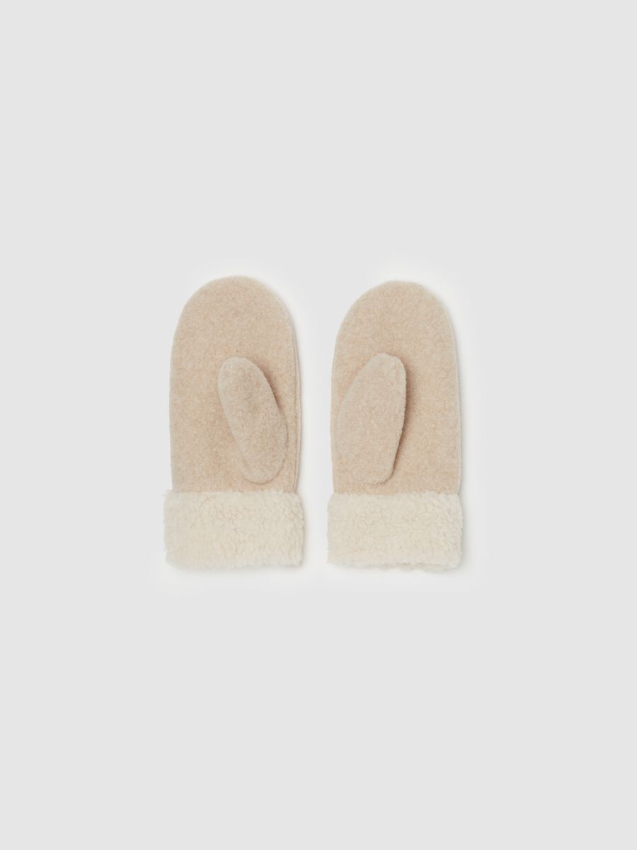 Sherpa mittens with small stars embroidery_1