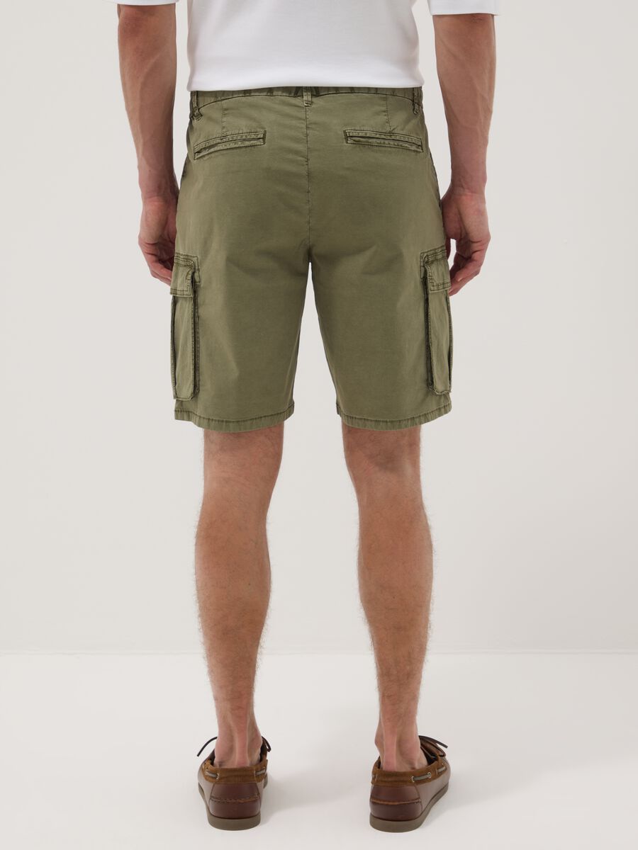 Green stretch cotton cargo Bermuda shorts_2