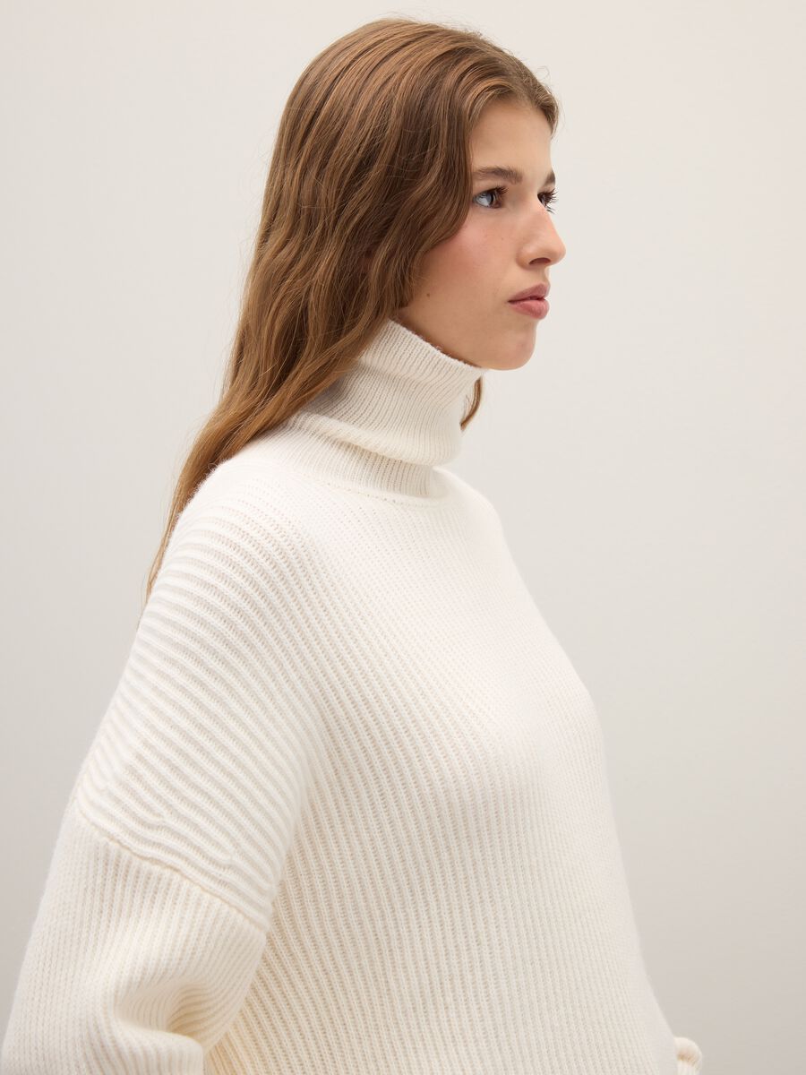 White Turtleneck Sweater_4