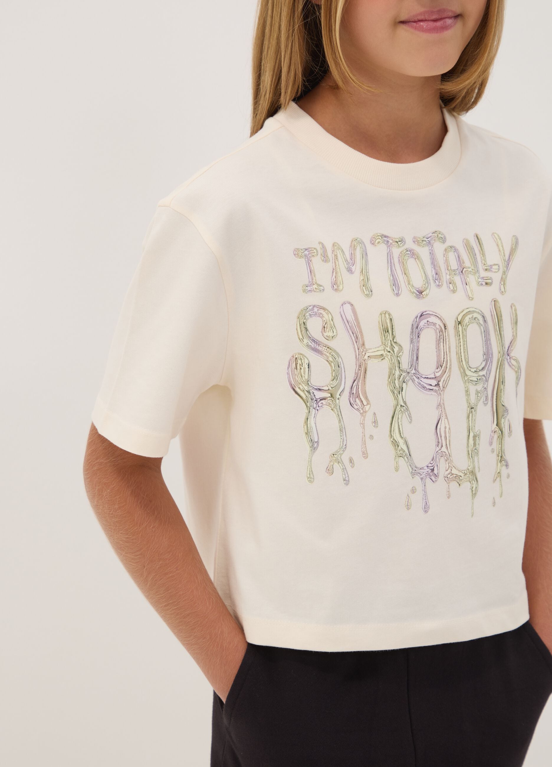 T-shirt beige in puro cotone con collo a costine e scritta frontale