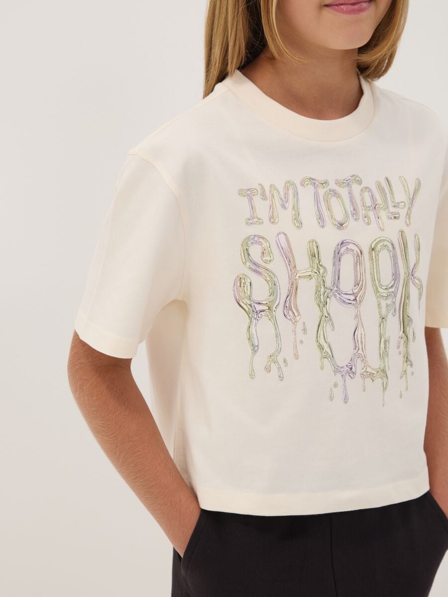 T-shirt beige in puro cotone con collo a costine e scritta frontale_1