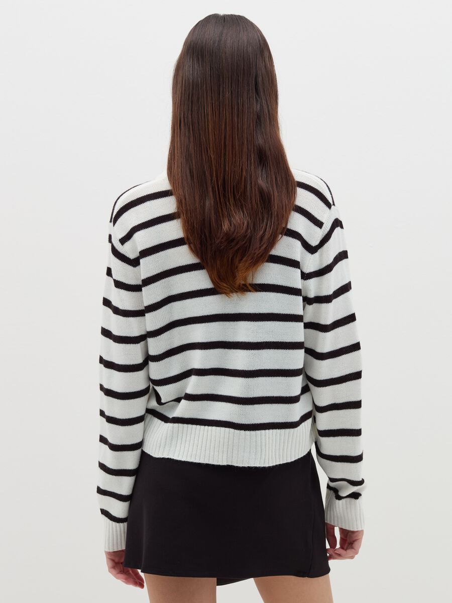 Cardigan fantasia a righe con scollo a V_3