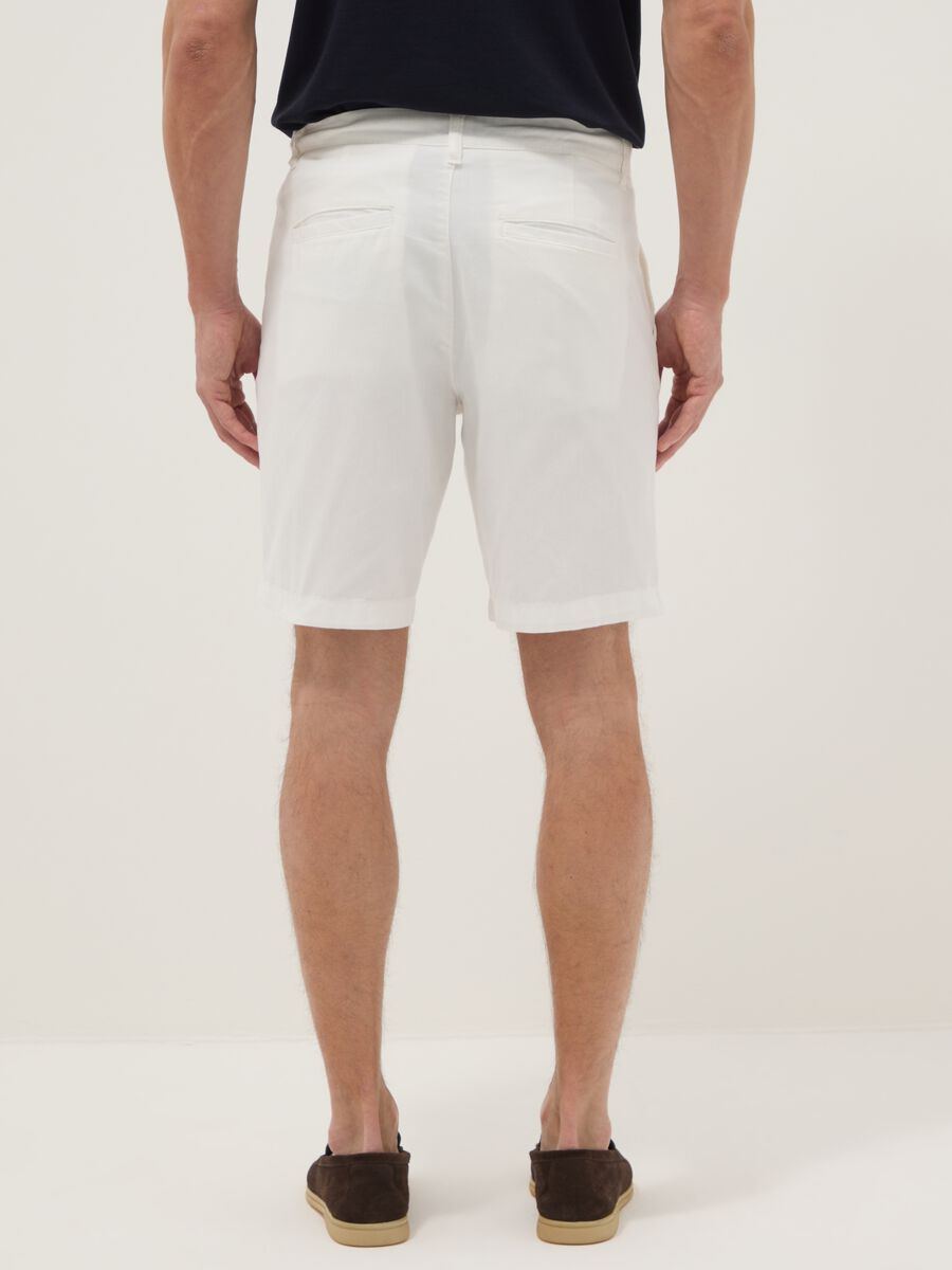 White regular-fit chino shorts_2
