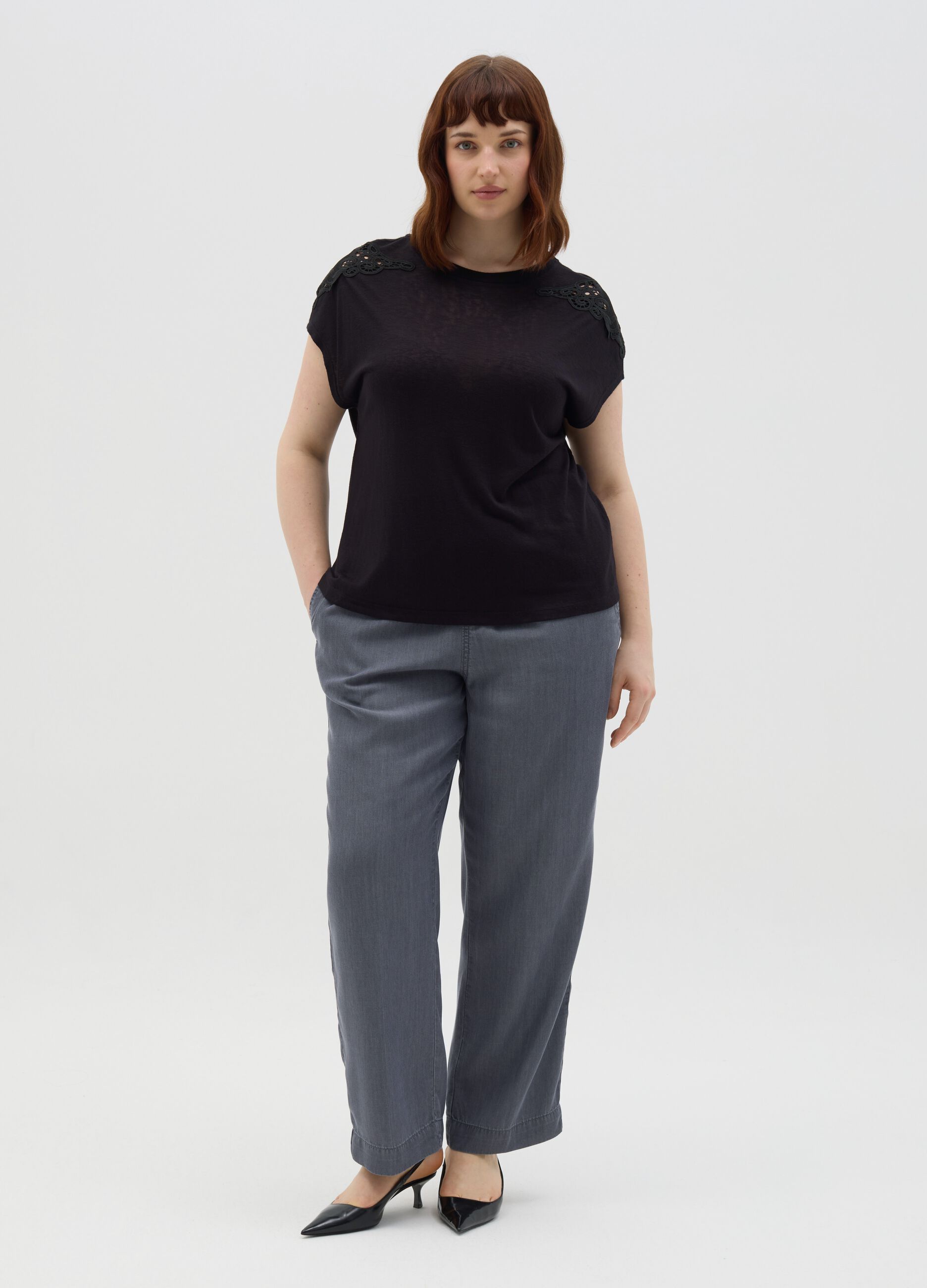 Curvy black T-shirt with lace details