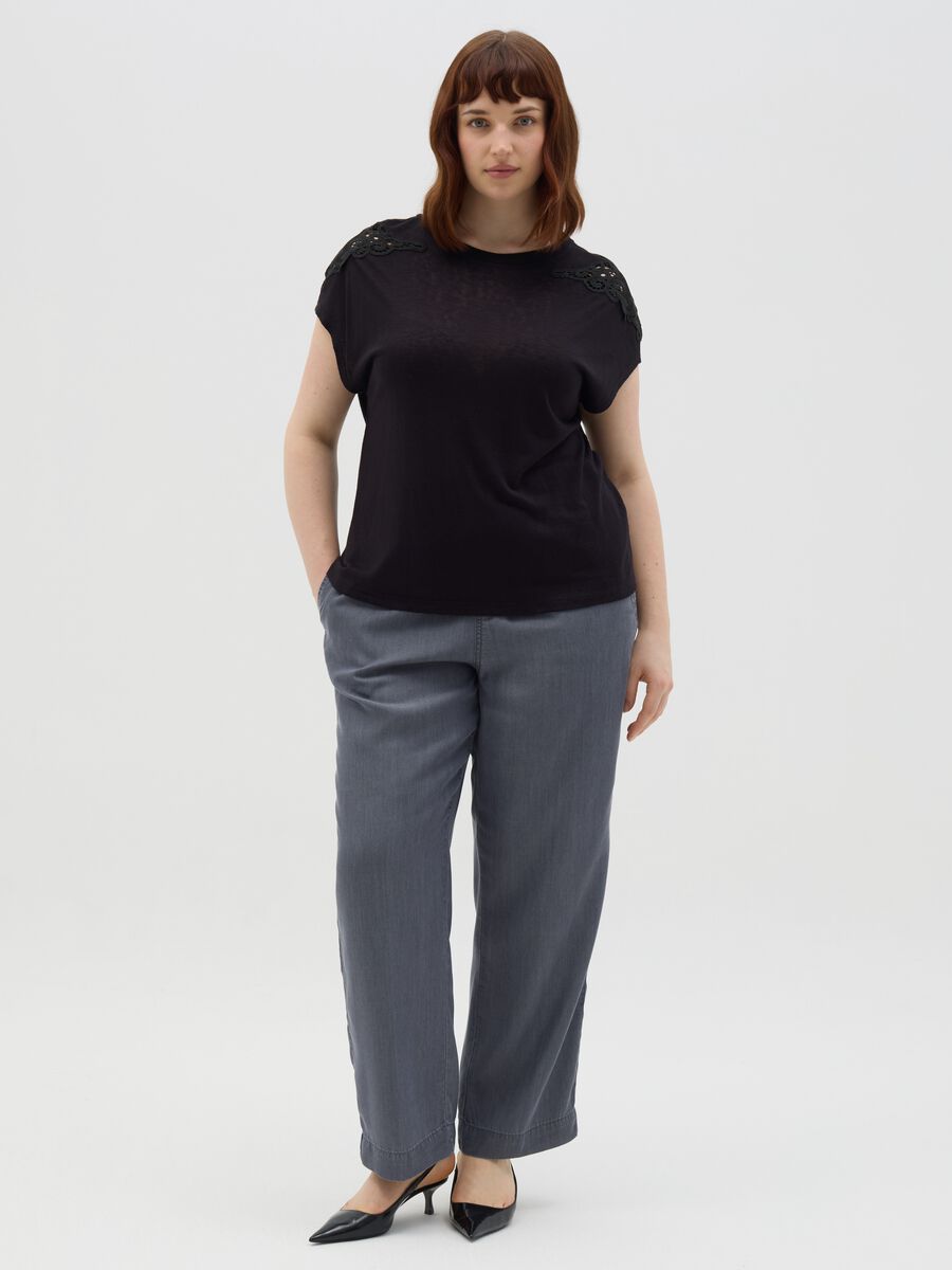 Curvy black T-shirt with lace details_1