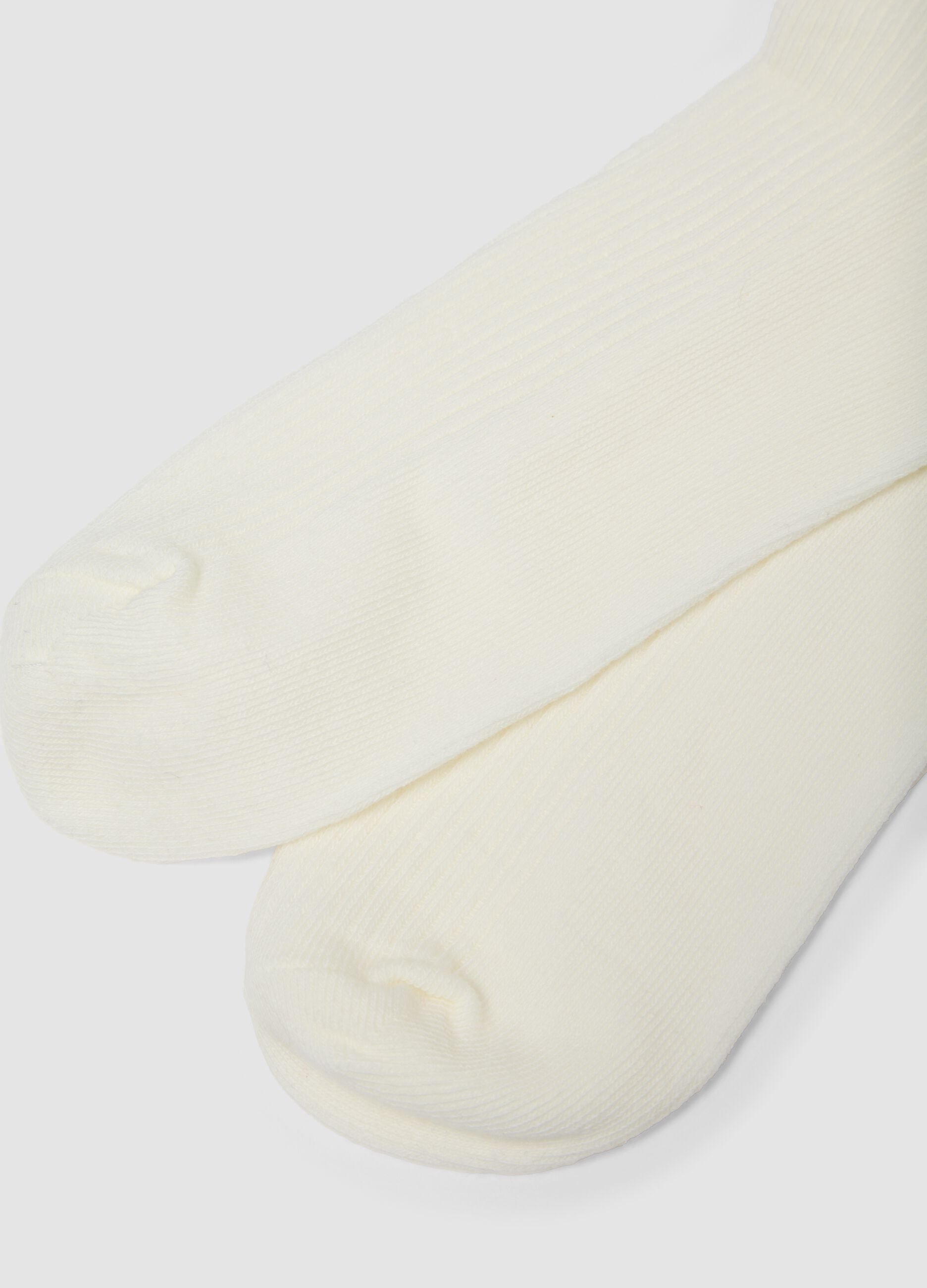 Calzini bianchi in misto cotone organico elasticizzato con dettaglio natalizio