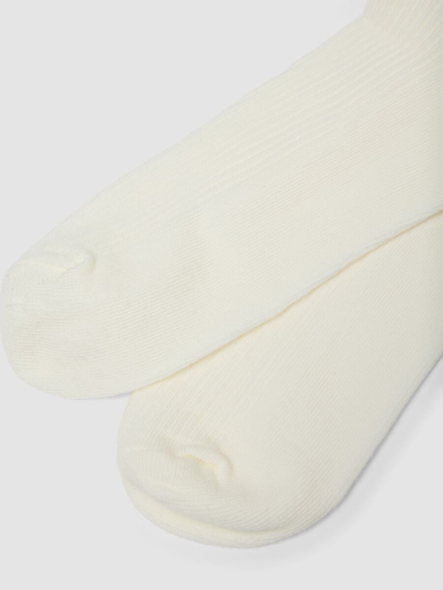 Calzini bianchi in misto cotone organico elasticizzato con dettaglio natalizio_1