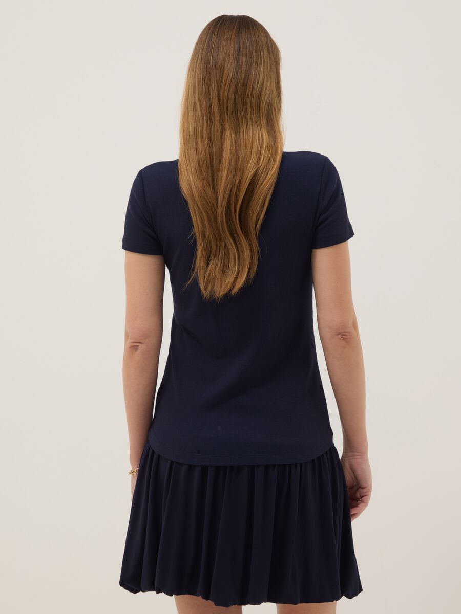 T-shirt blu premaman in cotone e modal elasticizzato_2