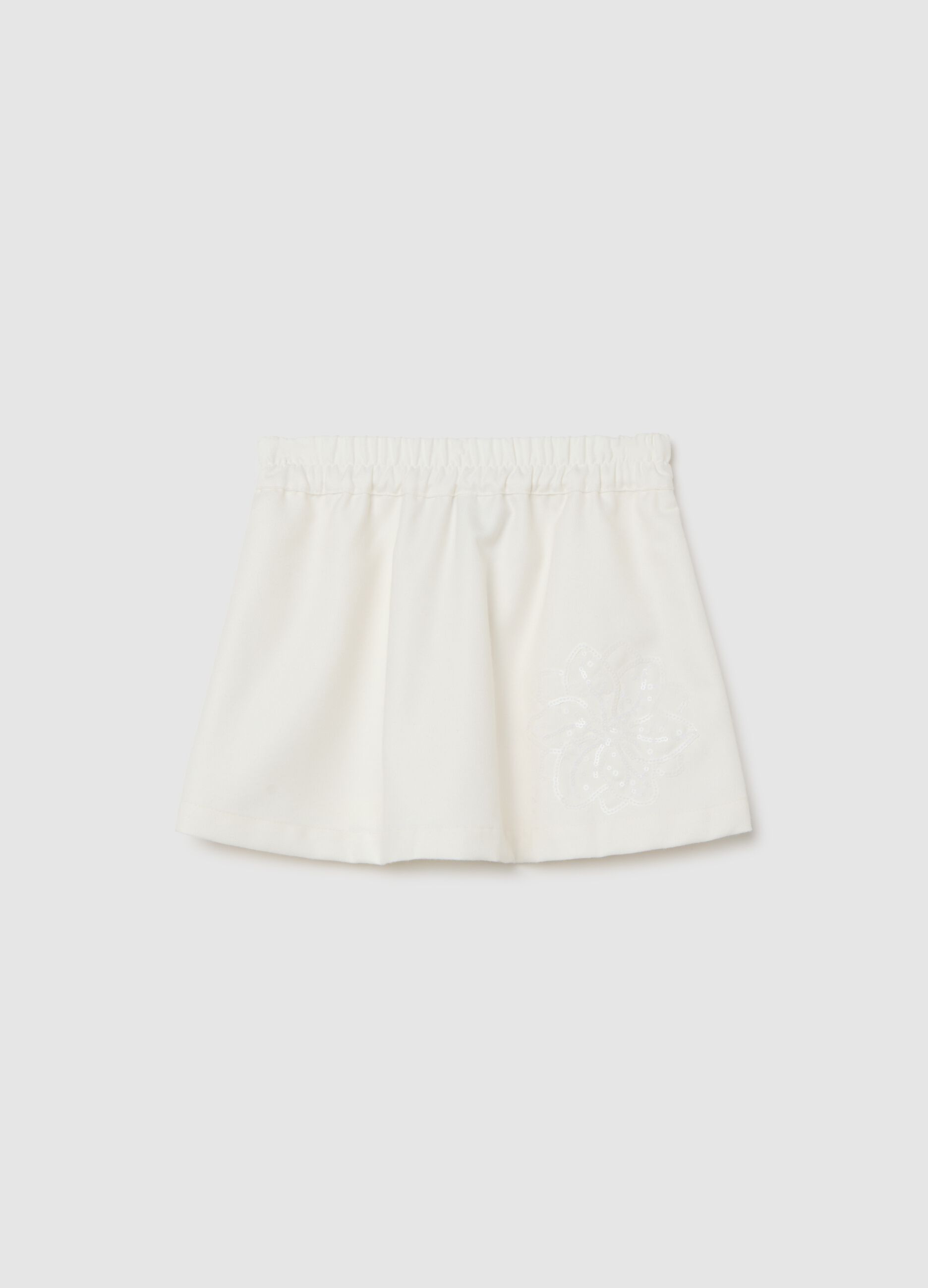 Cozy white shorts with embroidery