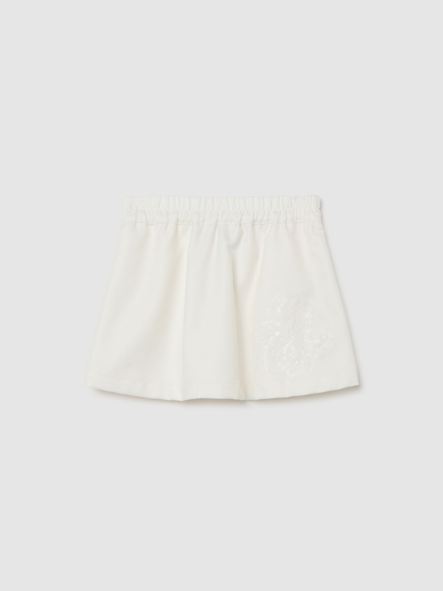 Cozy white shorts with embroidery_0