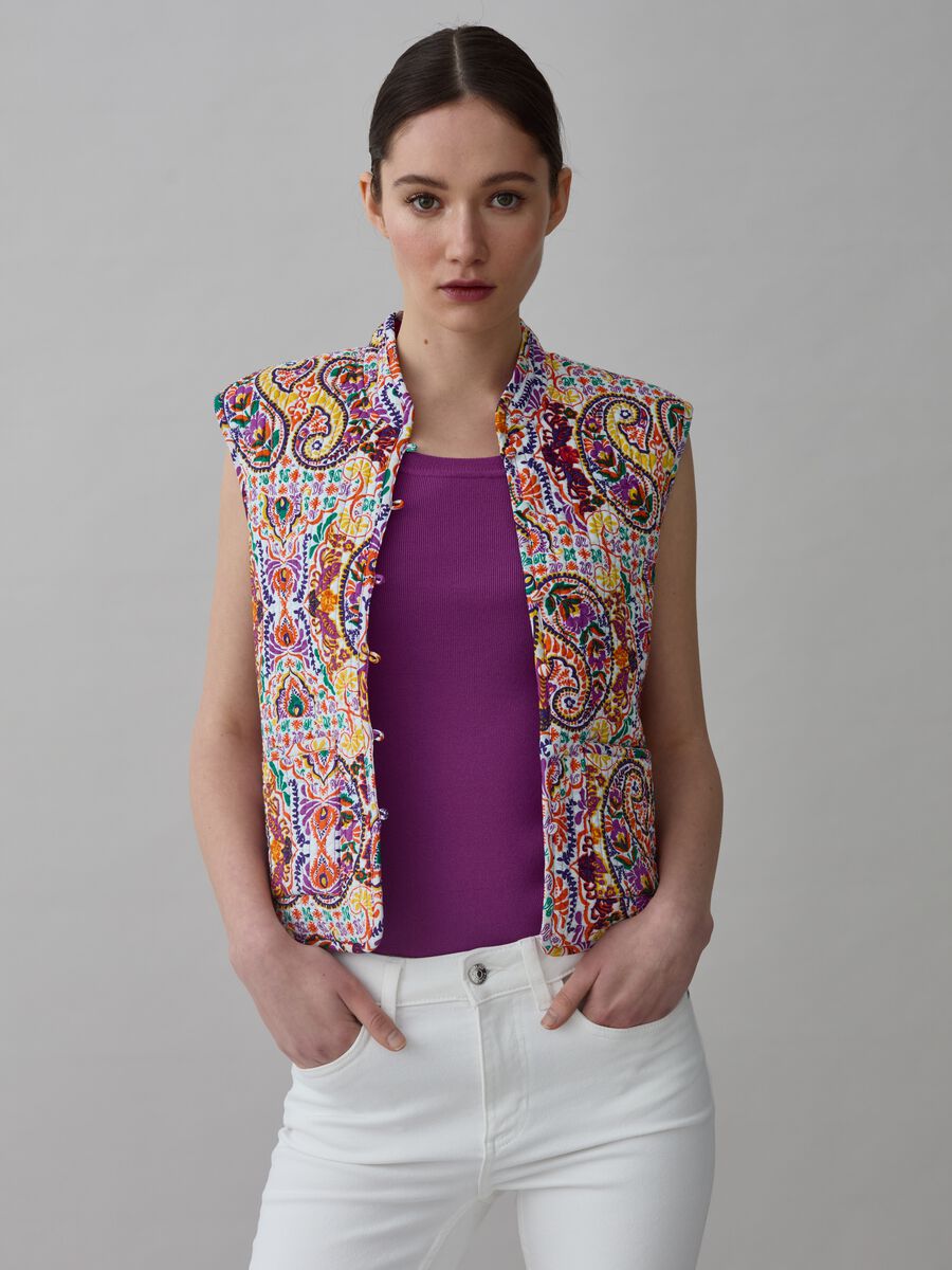 Quilted gilet with paisley print_0