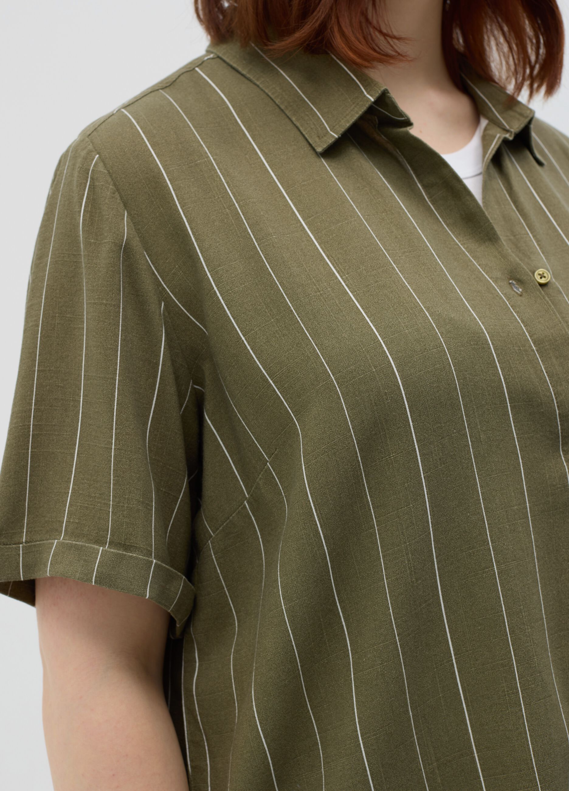 Curvy green pinstriped shirt in viscose and linen