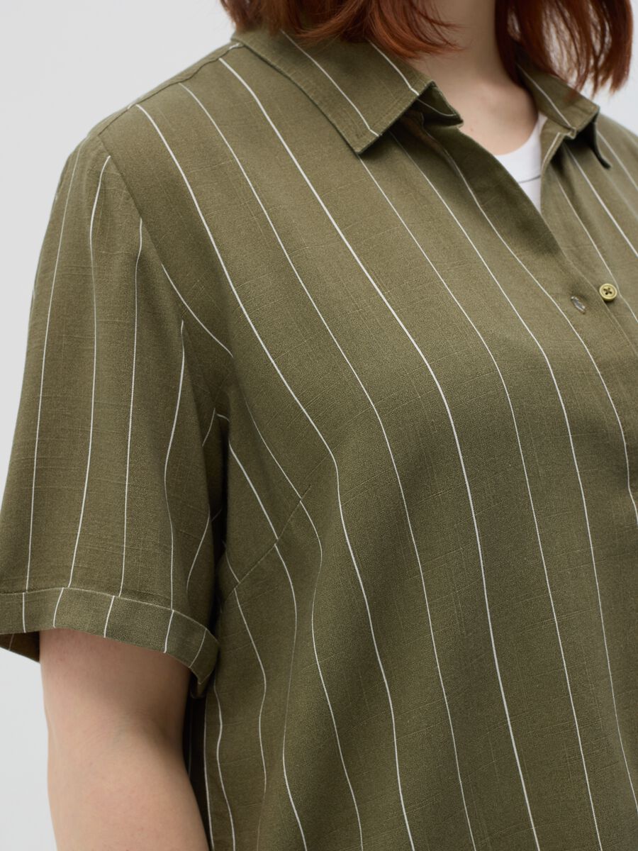Curvy green pinstriped shirt in viscose and linen_2