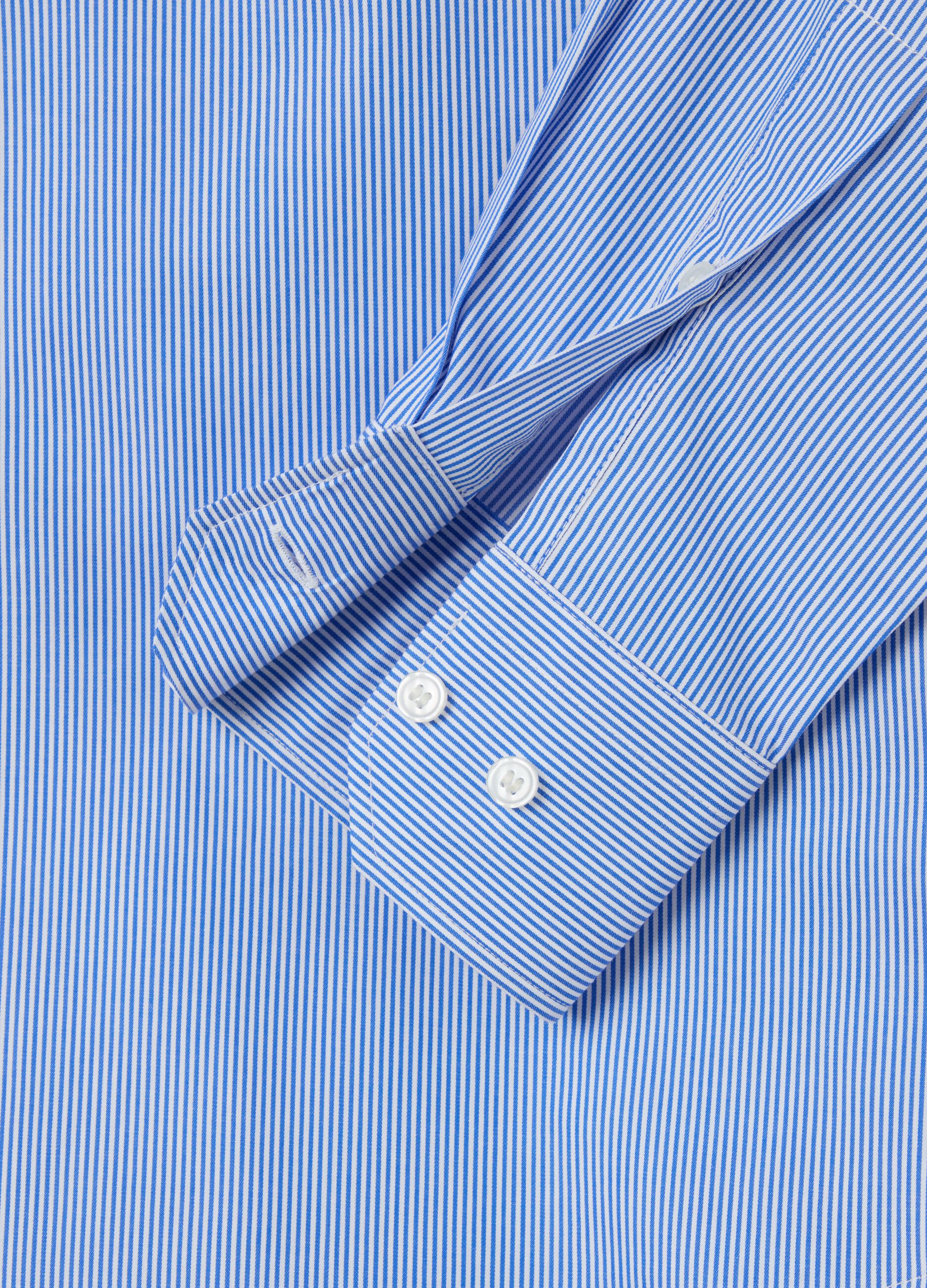Regular-fit easy-iron shirt with thin stripes