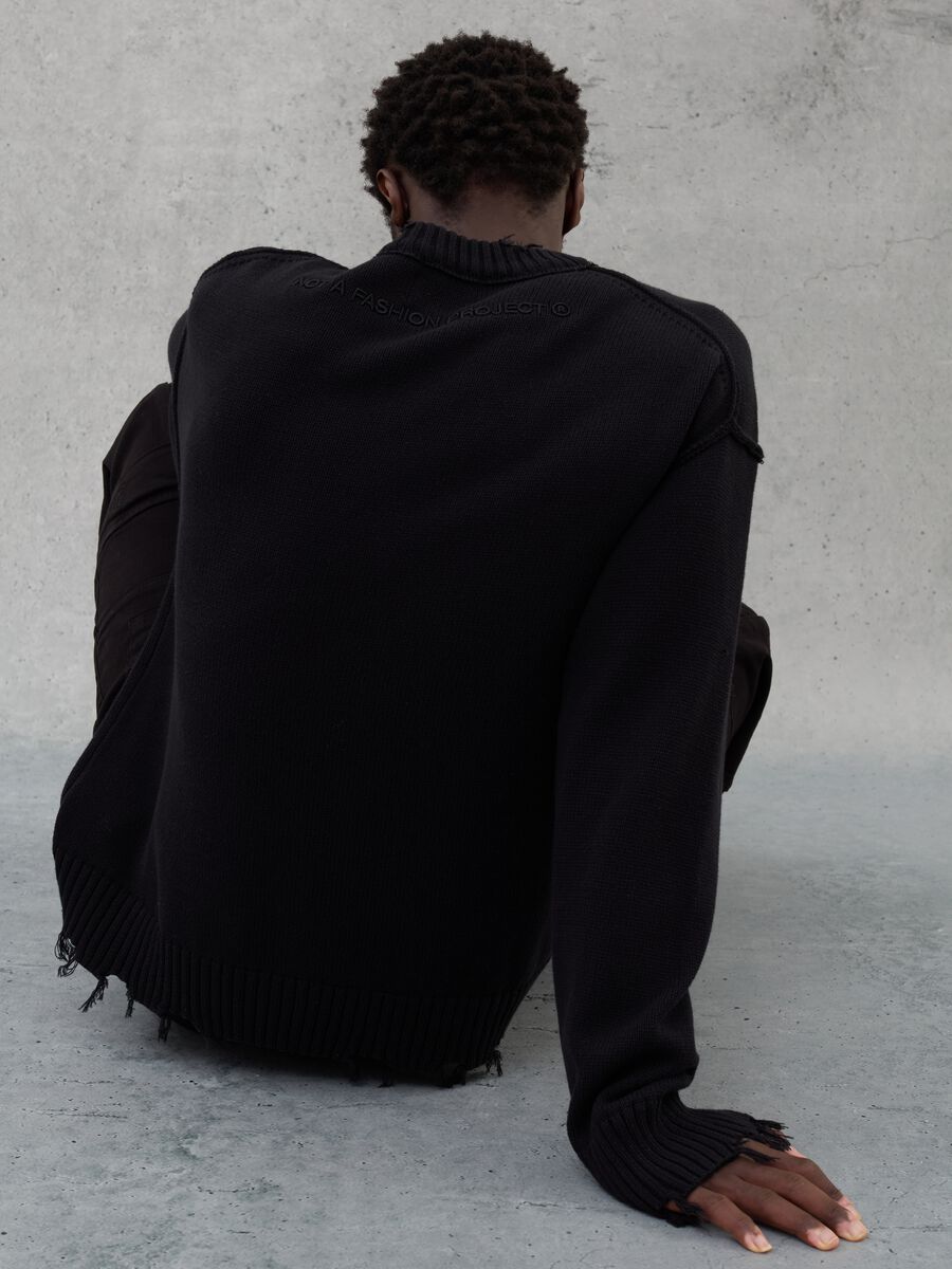 Crewneck Distressed Pullover Black_2