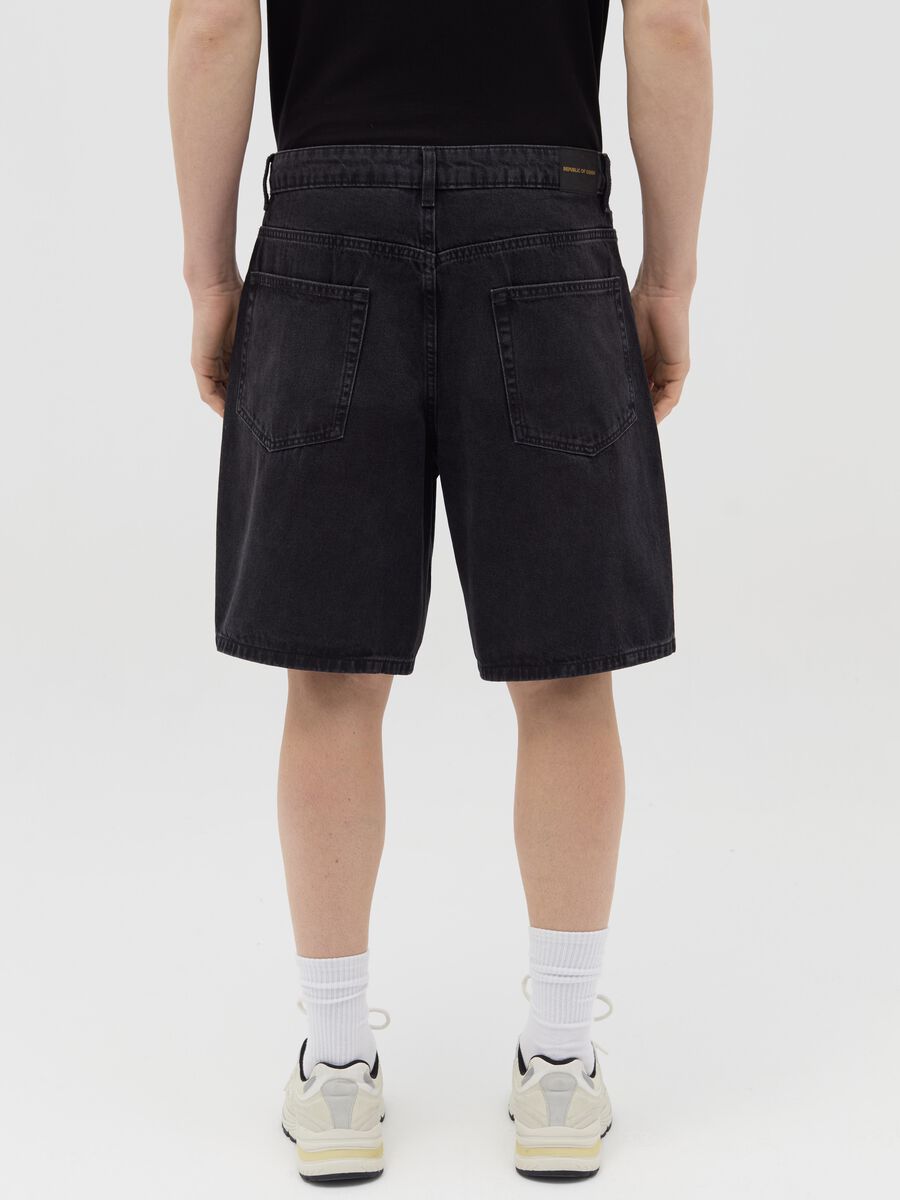 Baggy-fit Bermuda shorts in denim with five pockets_3