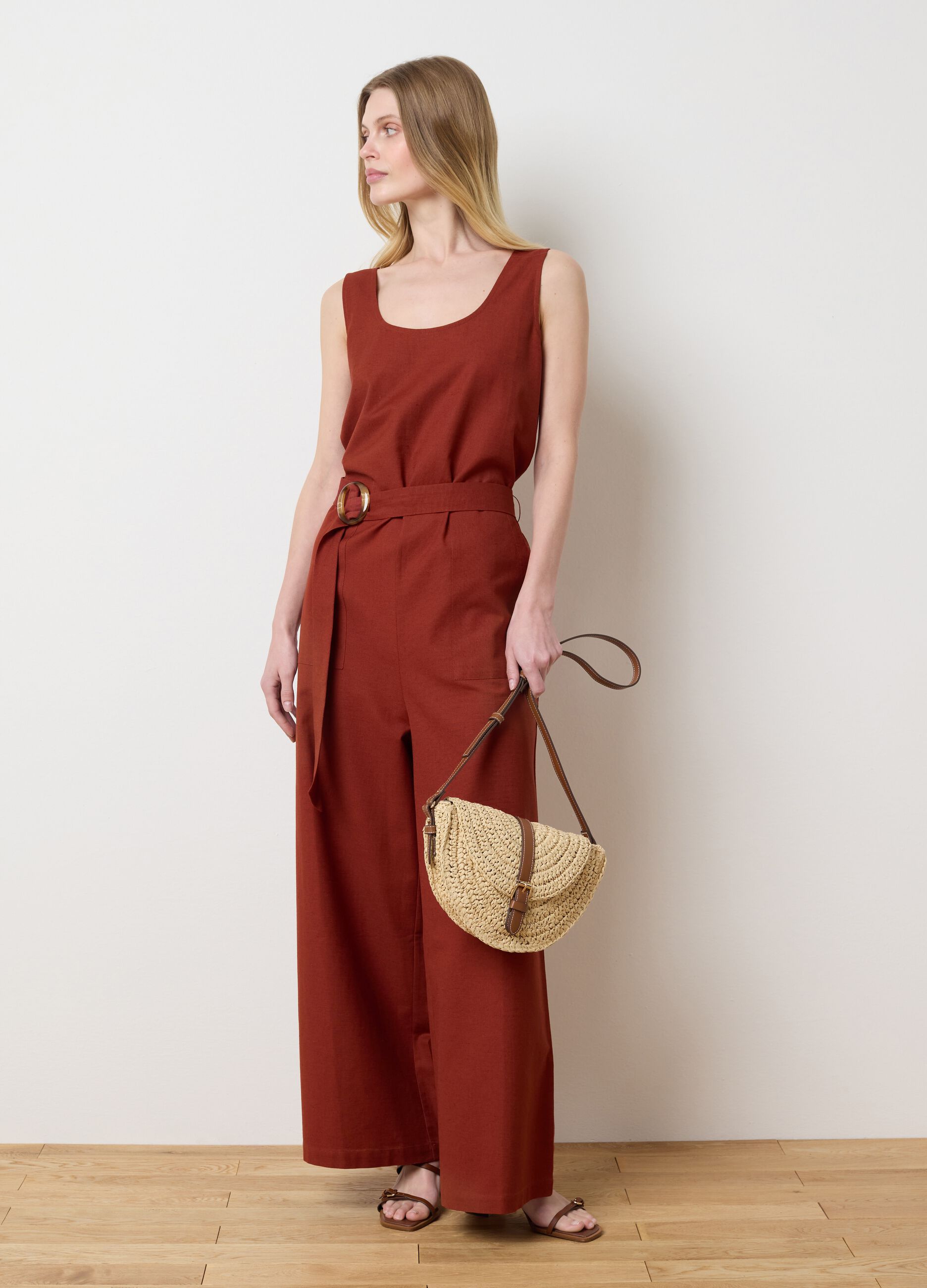 Tuta da donna in cotone e lino marrone wide fit con cintura