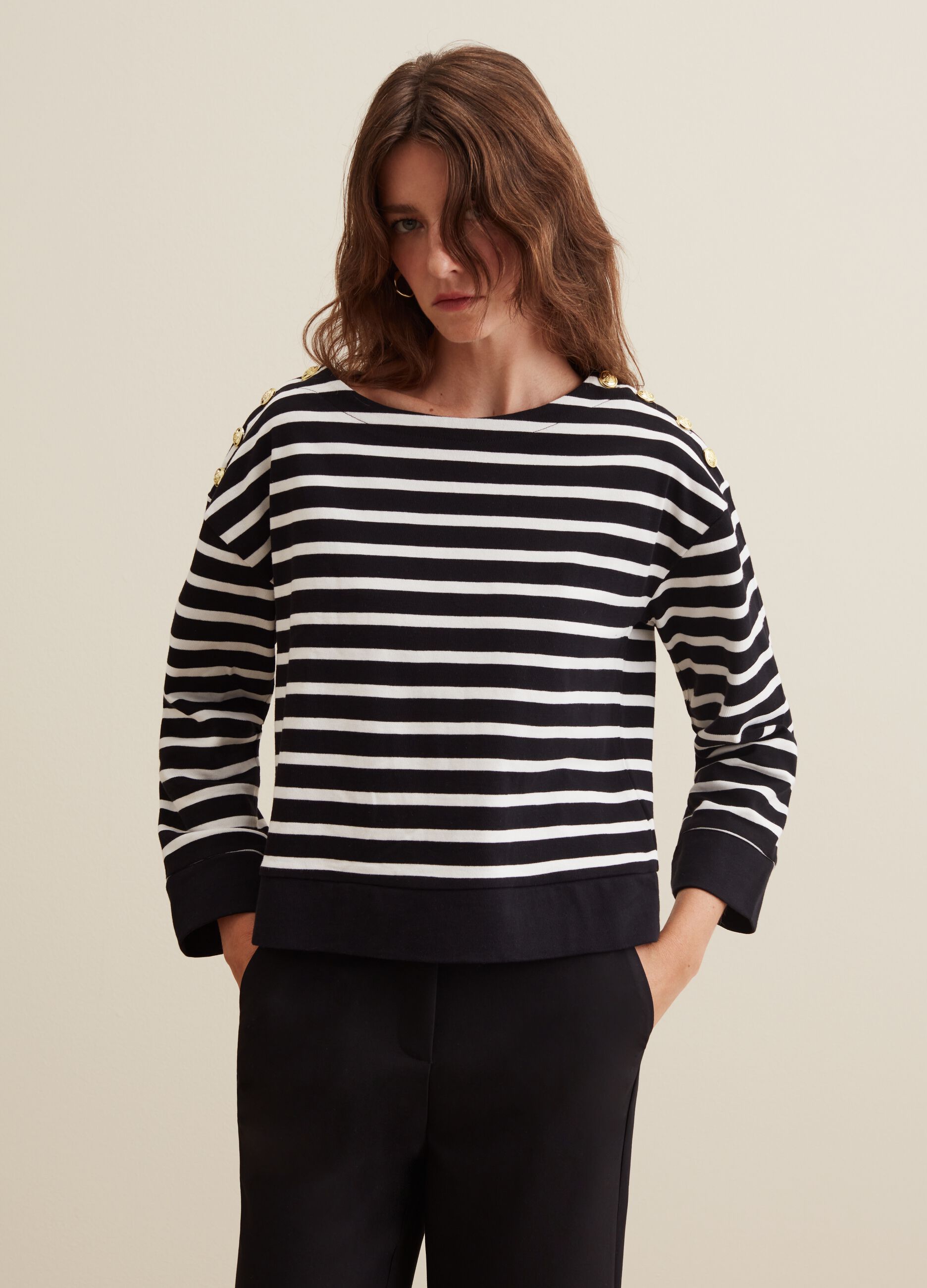 T-shirt a righe con bottoni dorati_0