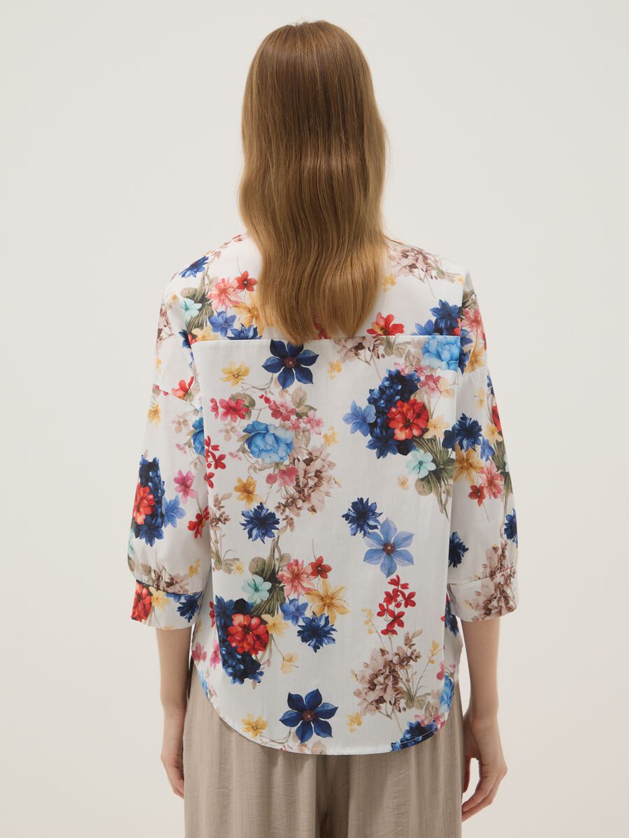 Camicia bianca in cotone elasticizzato a fiori_3