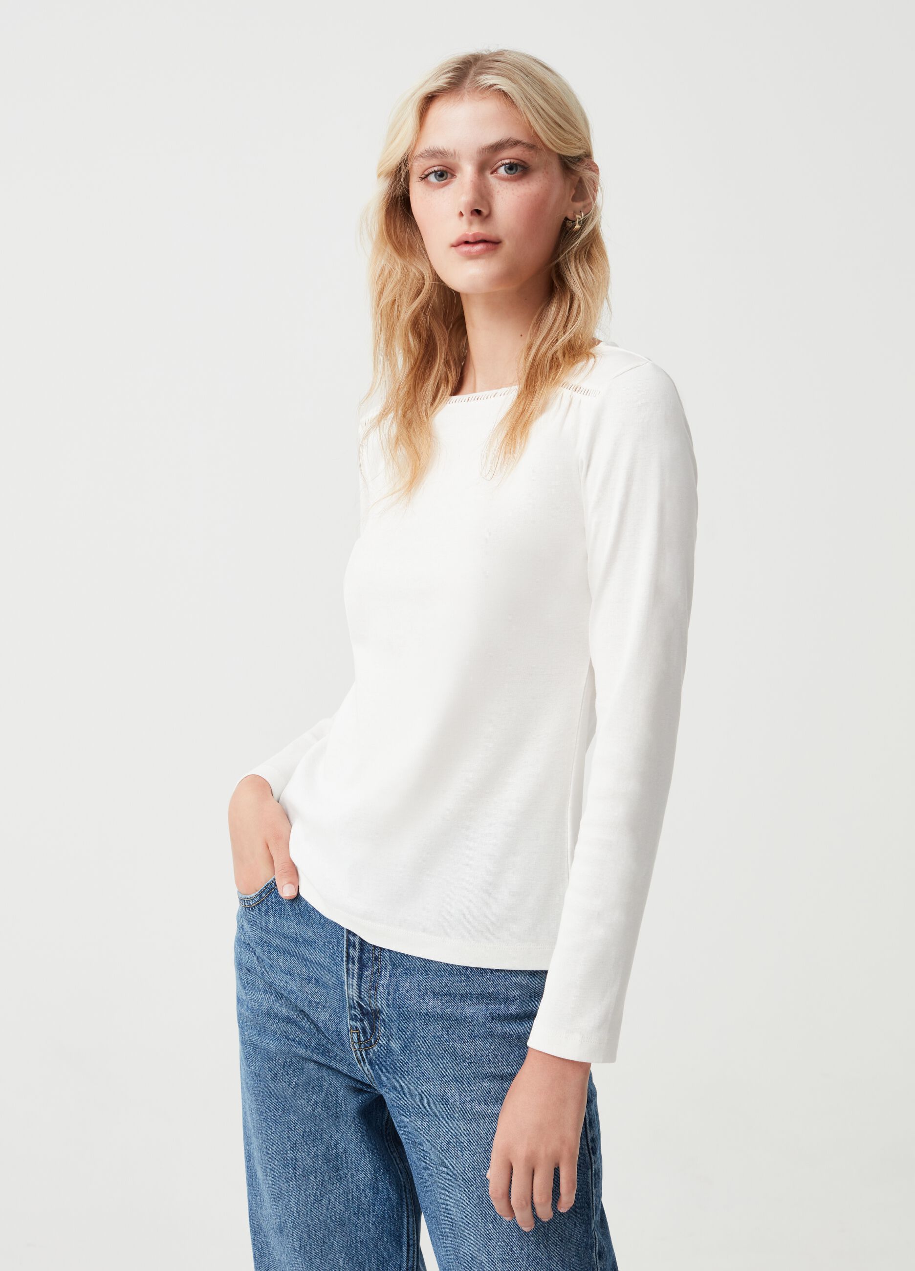 T-shirt a maniche lunghe con inserto traforato_0