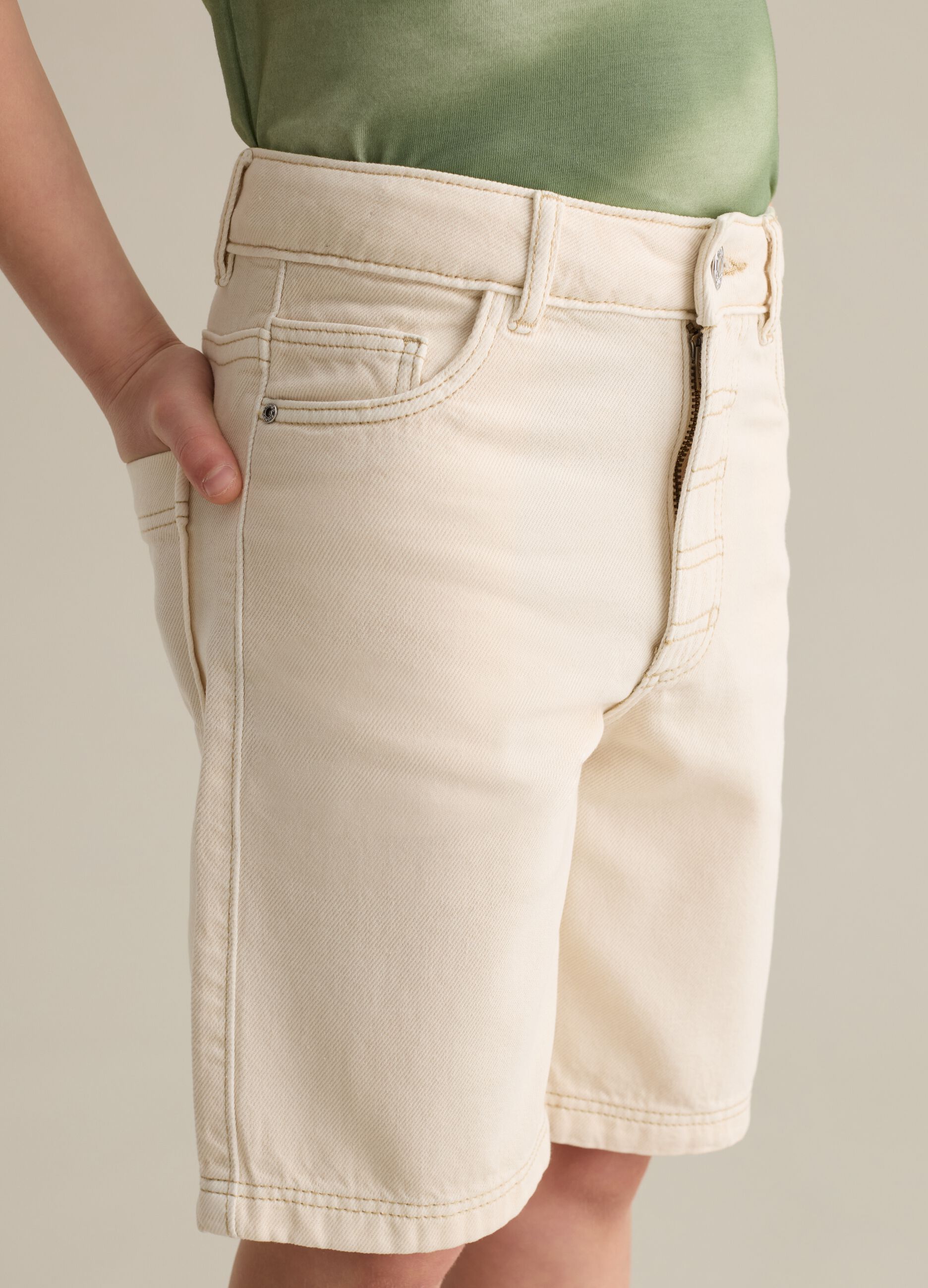 Beige Bermuda shorts in drill with five pockets