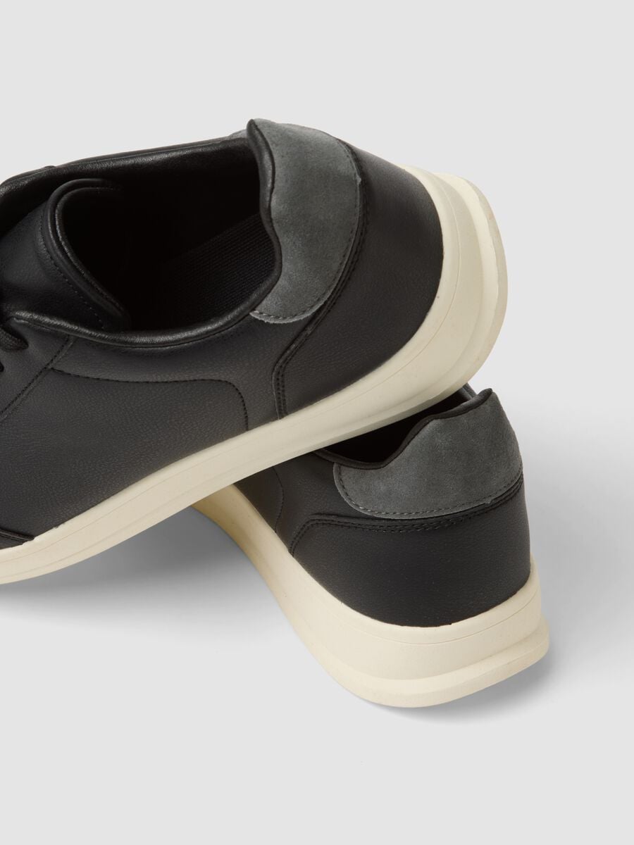 Sneakers nere casual con dettaglio grigio e suola a contrasto_1