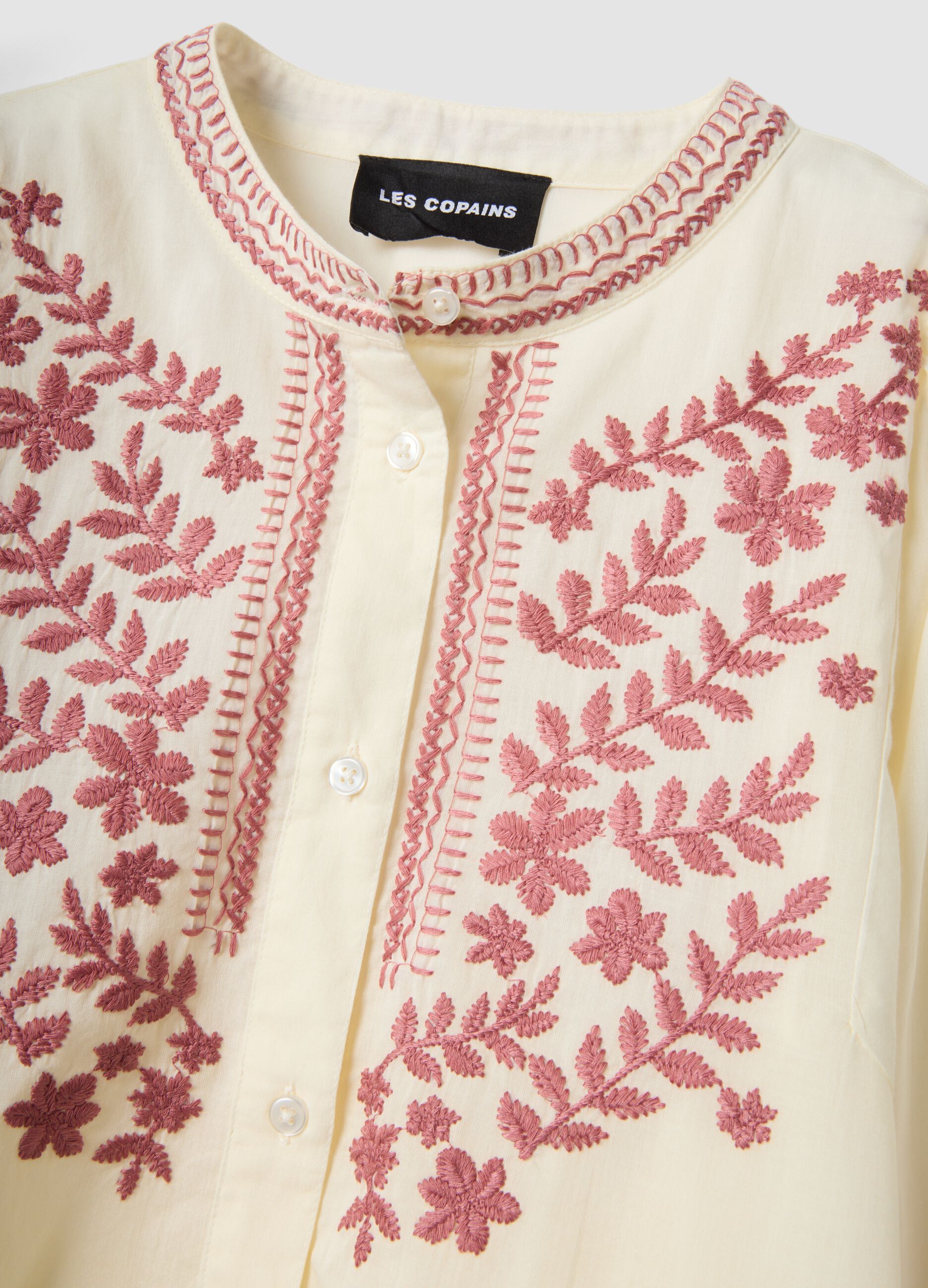 Camicia beige in puro cotone con ricami floreali