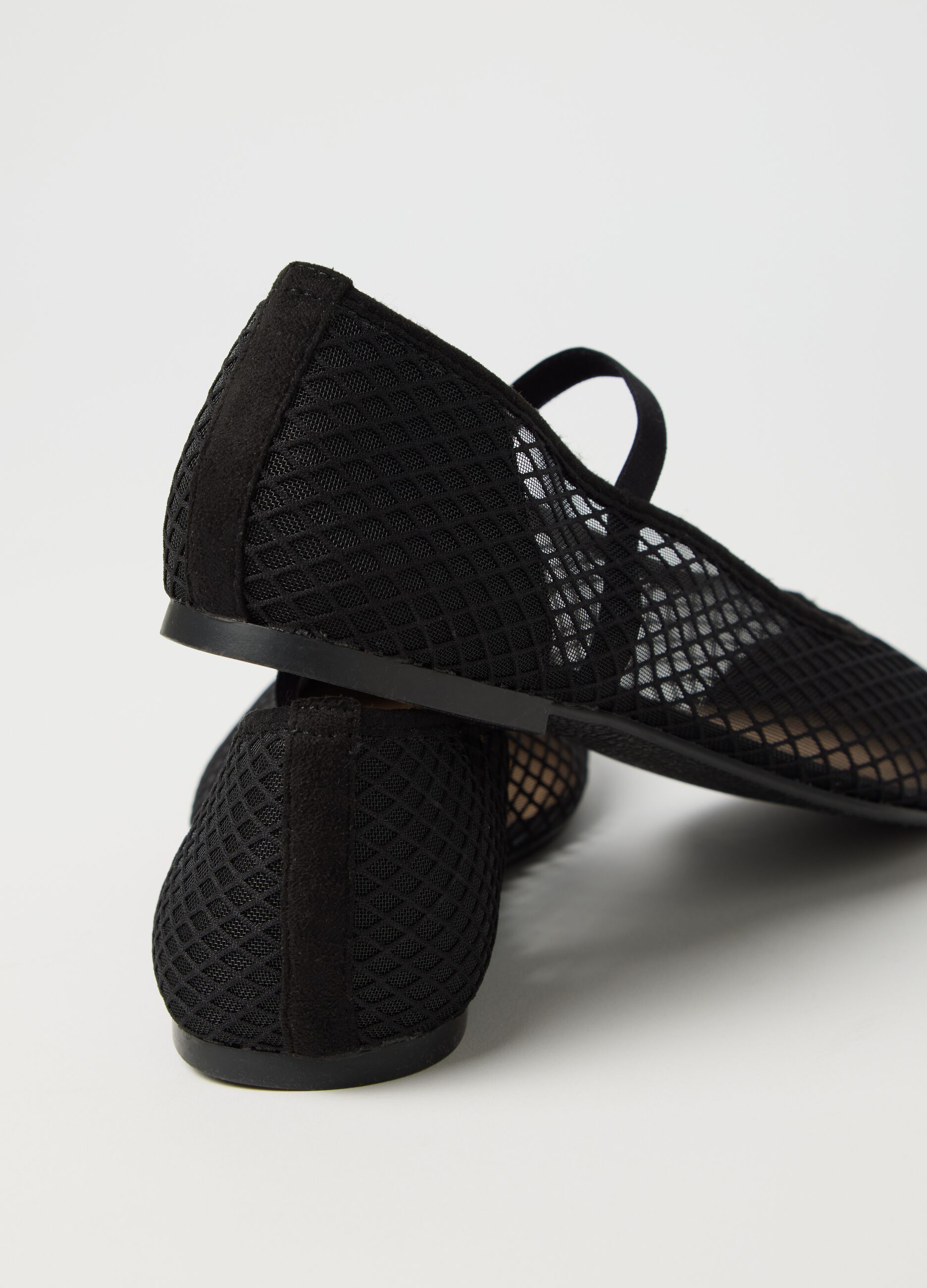 Black ballerina flats in mesh with strap