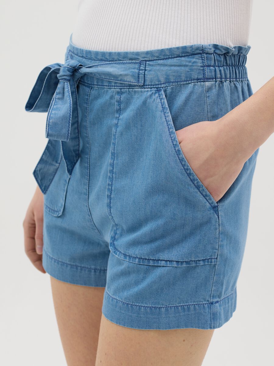 Fluid shorts in denim with bow_3