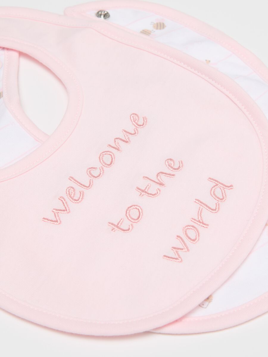 Two-pack bibs with "Welcome to the World" embroidery_2
