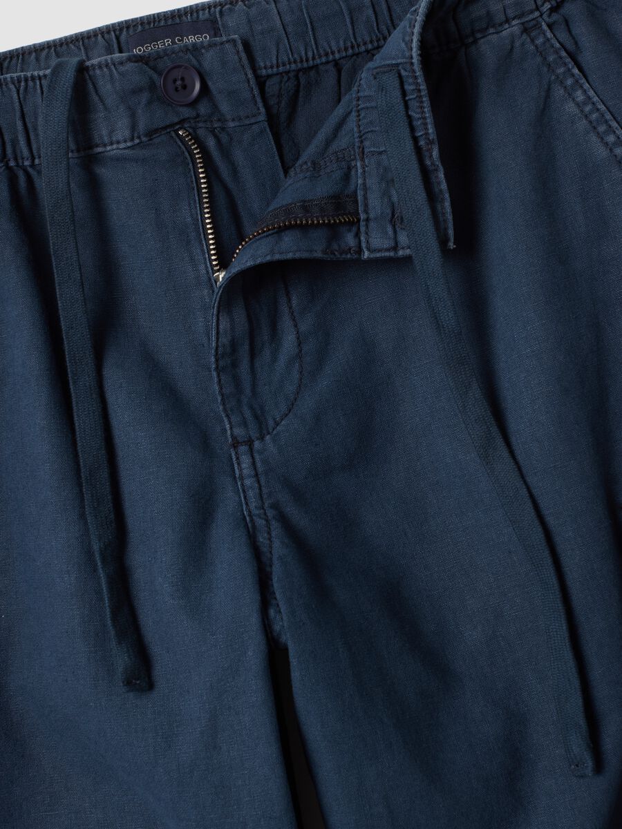 Blue linen and cotton blend cargo Bermuda shorts_5