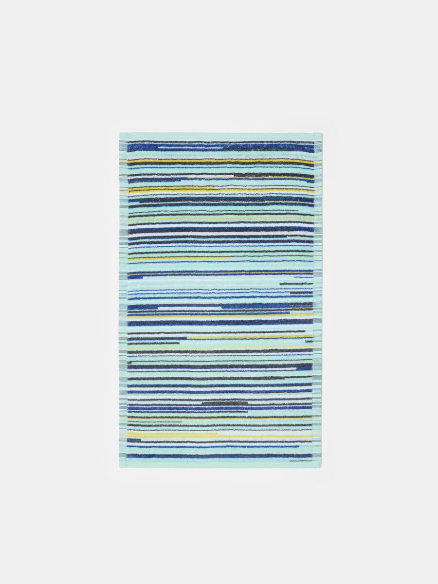 Guest towel with striped pattern_0