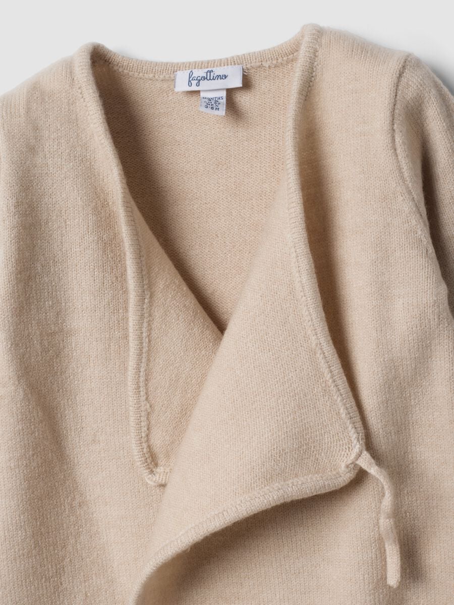 Tutina beige con piedini e chiusura incrociata_2