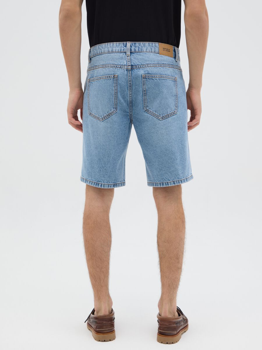 Shorts da uomo in puro cotone denim regular fit con cinque tasche_3