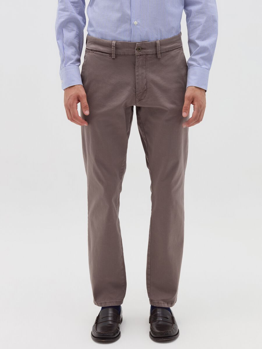 Regular-fit chino trousers in stretch cotton_1