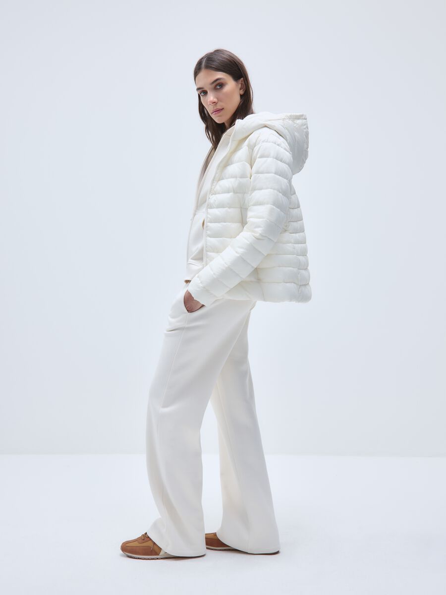 Giacca imbottita in bianco regular fit con cappuccio_0
