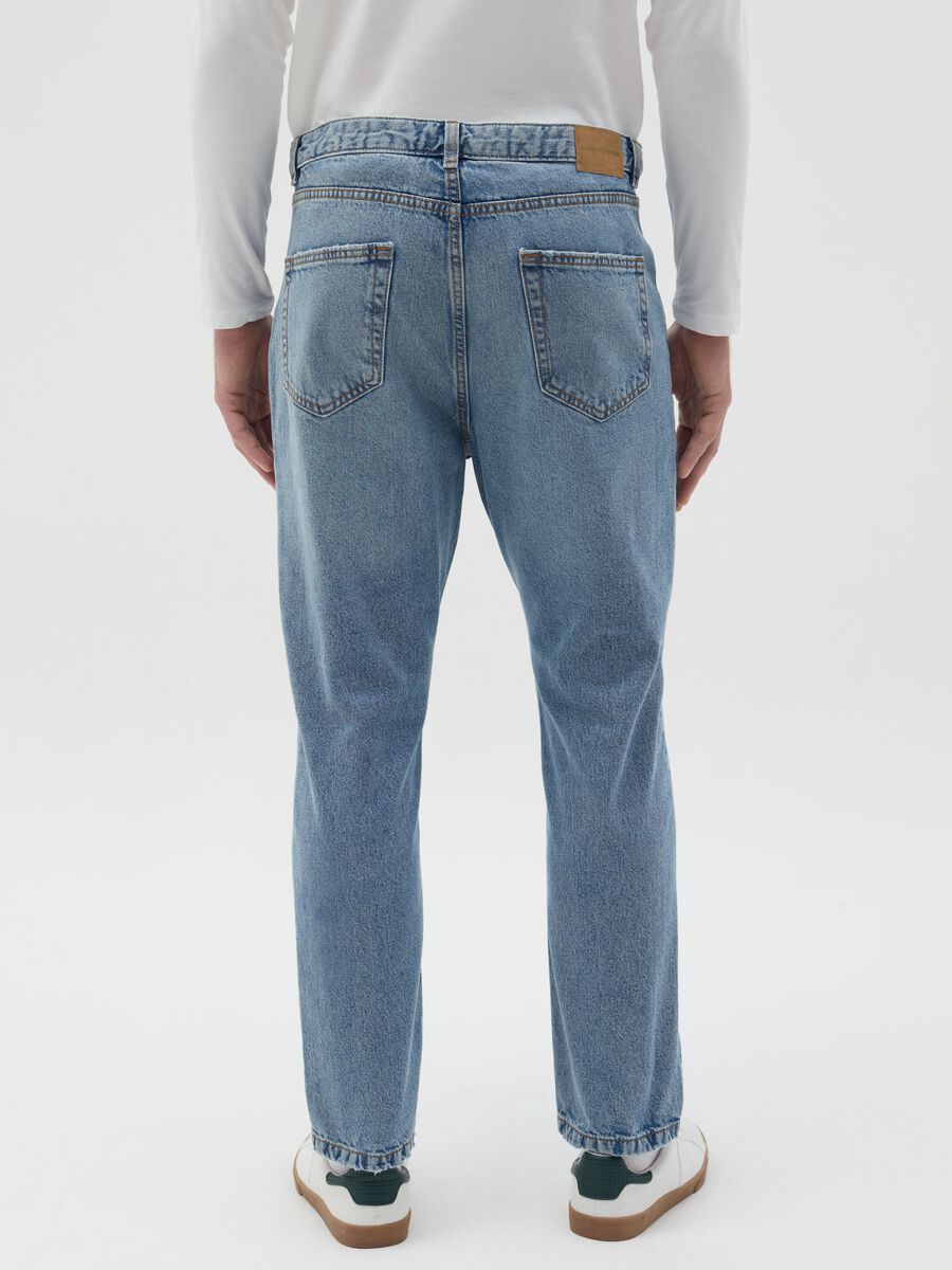 Carrot-fit jeans with fading_3