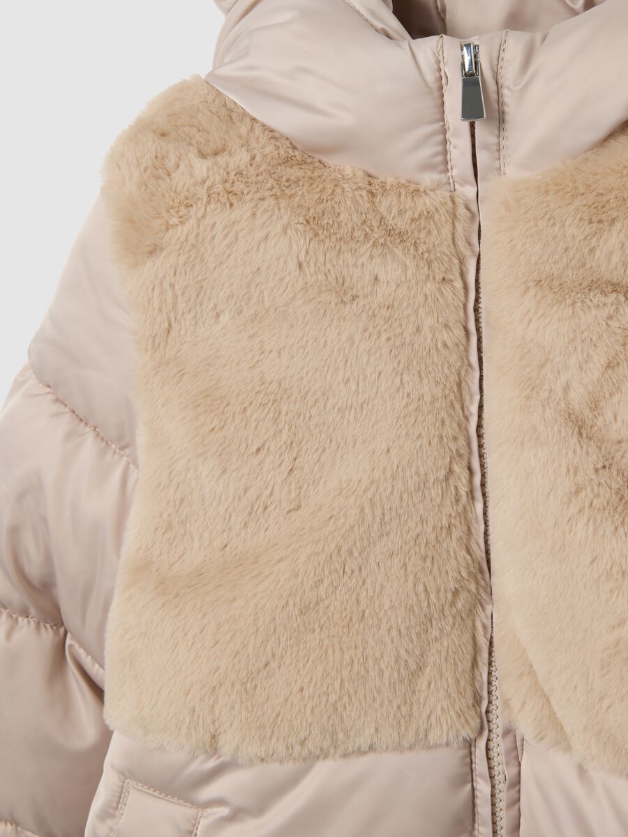 Giacca imbottita beige da bambina con zip e cappuccio_2