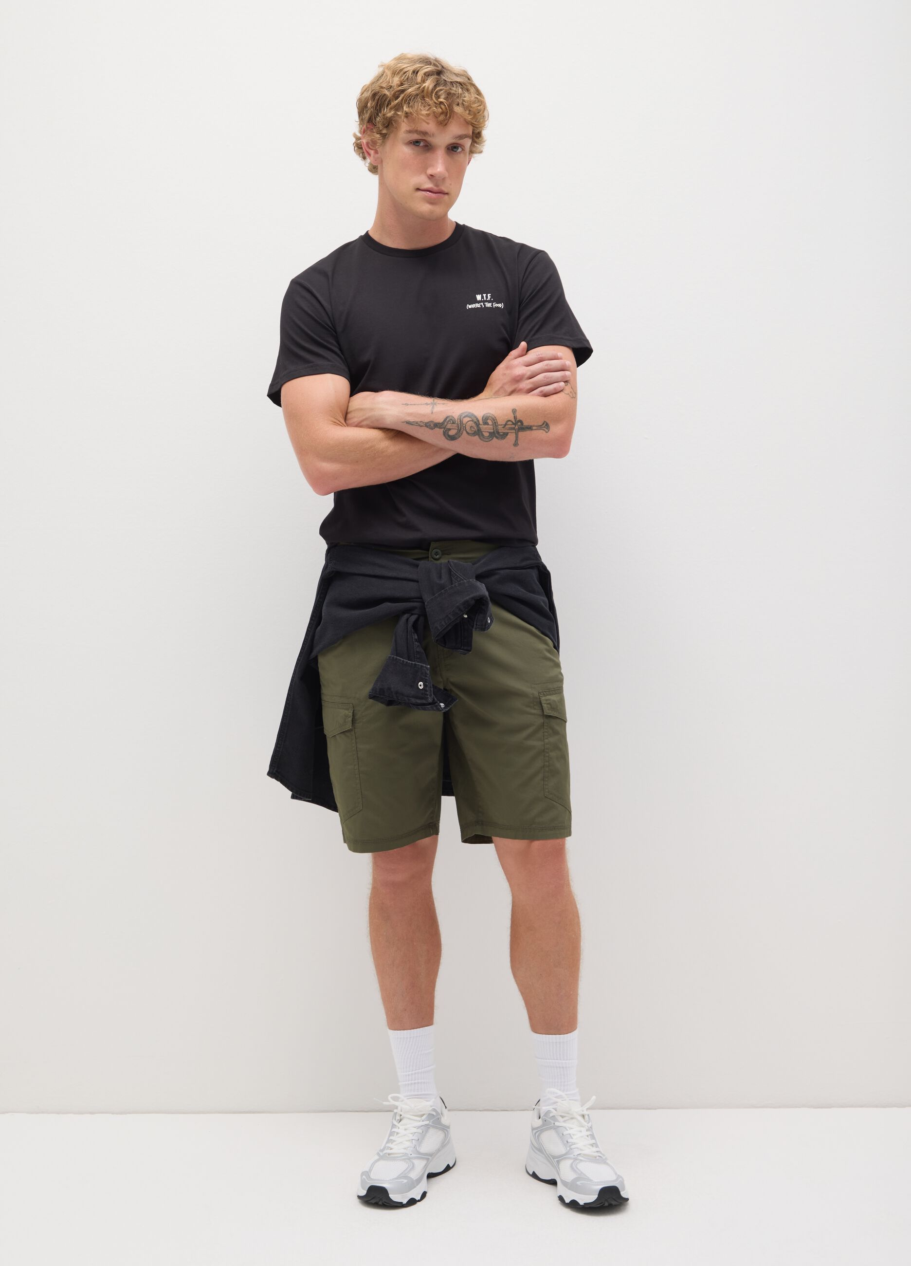 Bermuda da uomo in puro cotone verde regular fit con tasche cargo