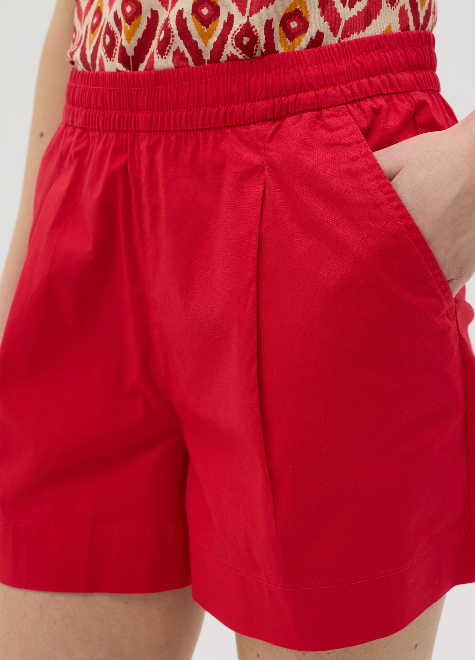 Red shorts in stretch cotton