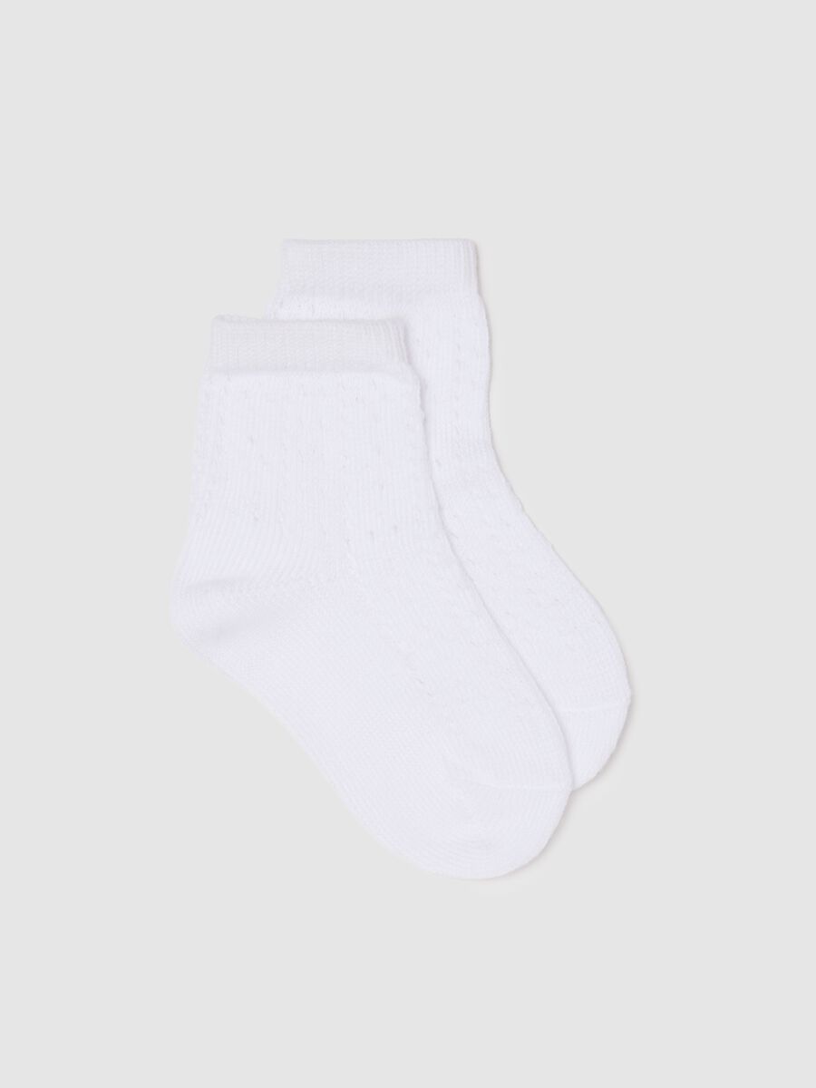 Short white socks with raised weave_0