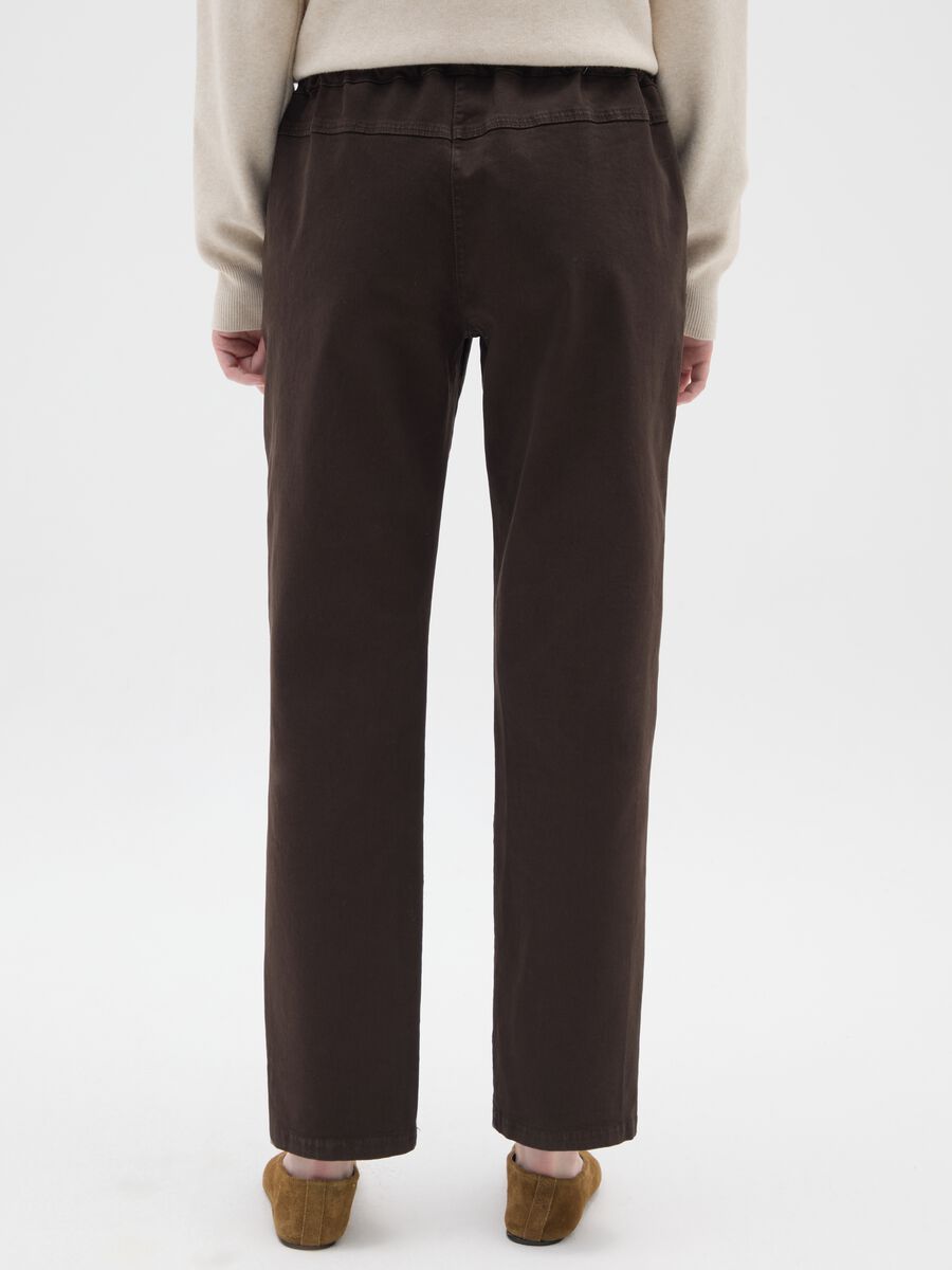 Pantaloni in cotone elasticizzato marroni regular fit_2