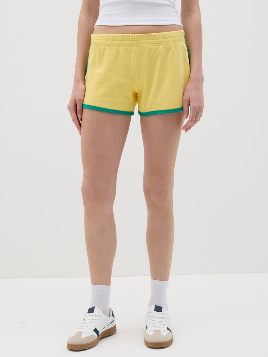Women’s shorts in 100% yellow cotton with regular fit and print_1