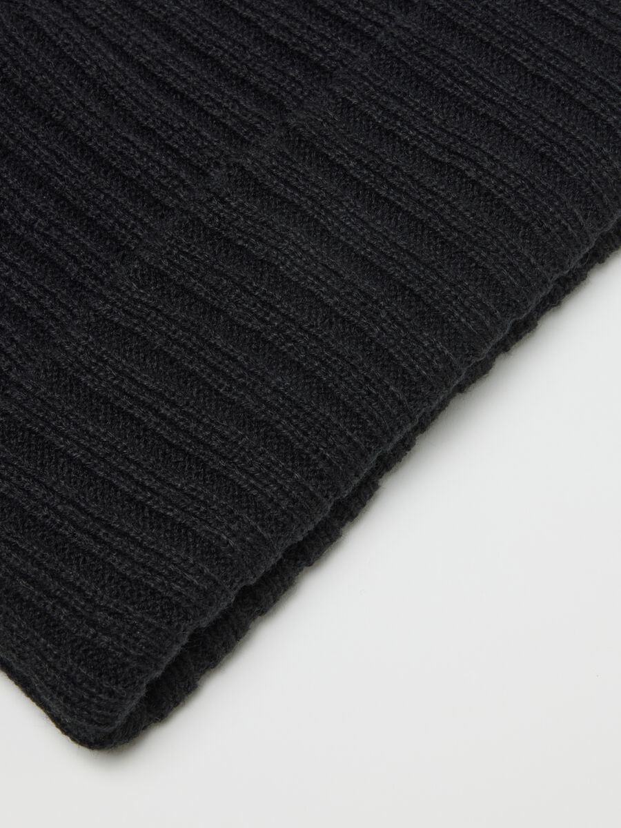 Berretto nero in maglia pesante_1