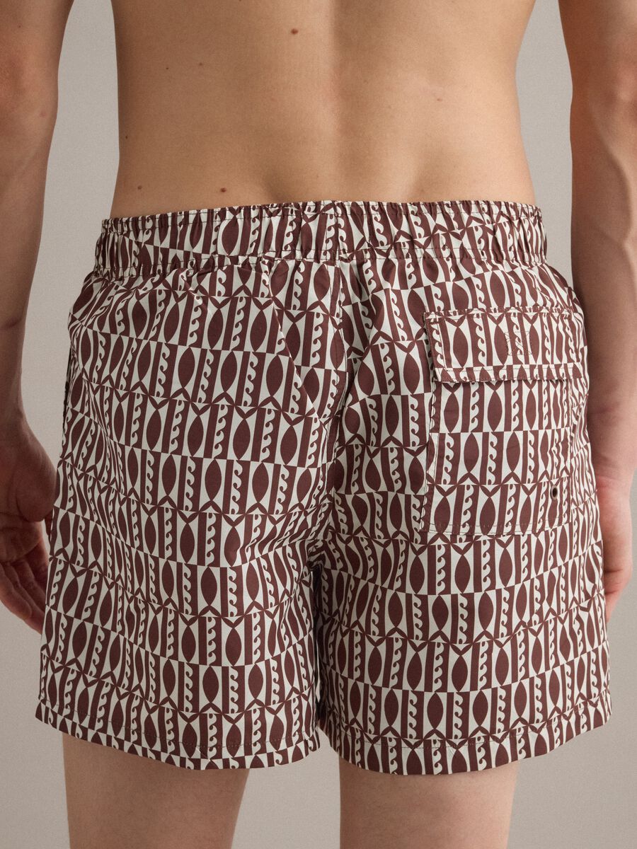 Boxer mare bianco e marrone con fantasia geometrica a pesci_2